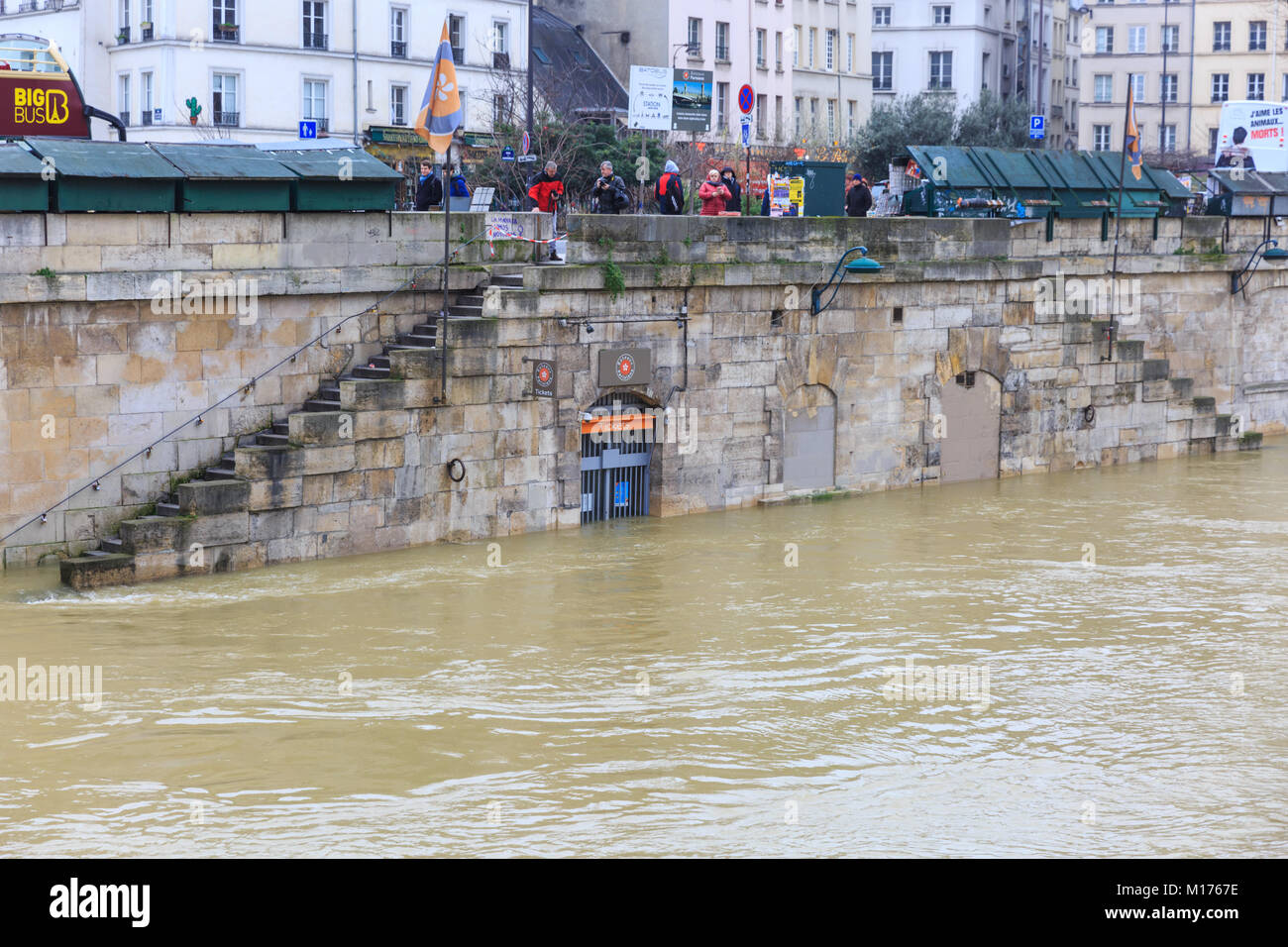 Paris, France, 27 Jan 2018. Les inondations de Paris. La seine devrait atteindre son apogée entre samedi après-midi et tôt le dimanche matin. Alors que l'inondation à l'échelle de l'agence retour prédictions que inondations à haut ceux de 2016, les niveaux étaient encore devraient atteindre jusqu'à 6 mètres (19,7 pieds), causant de graves problèmes pour ceux qui vivent près des rives de la rivière. Credit : Imageplotter News et Sports/Alamy Live News Banque D'Images Paris, France, 27 Jan 2018. Les inondations de Paris. La seine devrait atteindre son apogée entre samedi après-midi et tôt le dimanche matin. Alors que l'inondation à l'échelle de l'agence retour prédictions que inondations à haut ceux de 2016, les niveaux étaient encore devraient atteindre jusqu'à 6 mètres (19,7 pieds), causant de graves problèmes pour ceux qui vivent près des rives de la rivière. Credit : Imageplotter News et Sports/Alamy Live News Banque D'Images