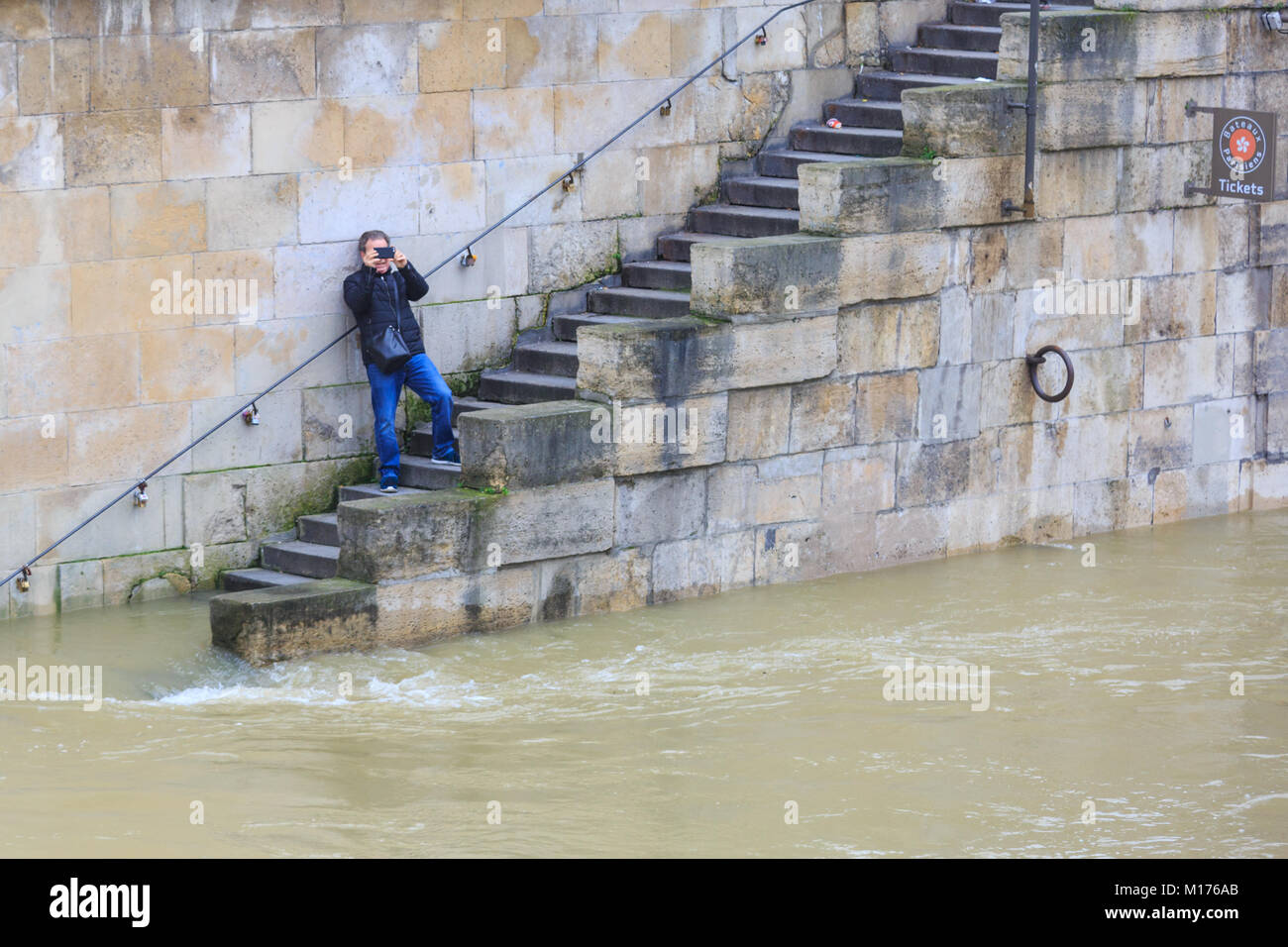 Paris, France, 27 Jan 2018. Les inondations de Paris. La seine devrait atteindre son apogée entre samedi après-midi et tôt le dimanche matin. Alors que l'inondation à l'échelle de l'agence retour prédictions que inondations à haut ceux de 2016, les niveaux étaient encore devraient atteindre jusqu'à 6 mètres (19,7 pieds), causant de graves problèmes pour ceux qui vivent près des rives de la rivière. Credit : Imageplotter News et Sports/Alamy Live News Banque D'Images Paris, France, 27 Jan 2018. Les inondations de Paris. La seine devrait atteindre son apogée entre samedi après-midi et tôt le dimanche matin. Alors que l'inondation à l'échelle de l'agence retour prédictions que inondations à haut ceux de 2016, les niveaux étaient encore devraient atteindre jusqu'à 6 mètres (19,7 pieds), causant de graves problèmes pour ceux qui vivent près des rives de la rivière. Credit : Imageplotter News et Sports/Alamy Live News Banque D'Images