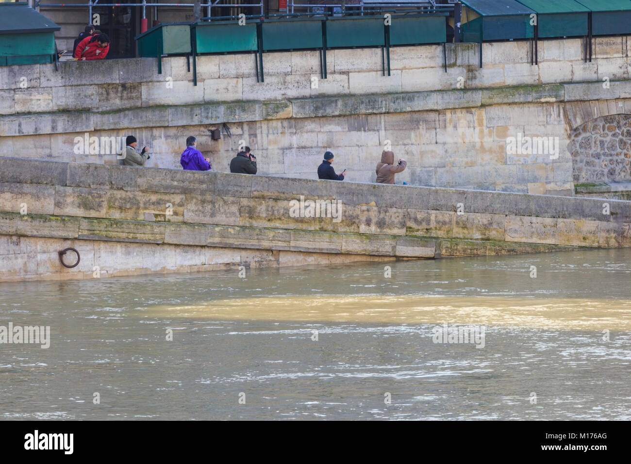 Paris, France, 27 Jan 2018. Les inondations de Paris. La seine devrait atteindre son apogée entre samedi après-midi et tôt le dimanche matin. Alors que l'inondation à l'échelle de l'agence retour prédictions que inondations à haut ceux de 2016, les niveaux étaient encore devraient atteindre jusqu'à 6 mètres (19,7 pieds), causant de graves problèmes pour ceux qui vivent près des rives de la rivière. Credit : Imageplotter News et Sports/Alamy Live News Banque D'Images Paris, France, 27 Jan 2018. Les inondations de Paris. La seine devrait atteindre son apogée entre samedi après-midi et tôt le dimanche matin. Alors que l'inondation à l'échelle de l'agence retour prédictions que inondations à haut ceux de 2016, les niveaux étaient encore devraient atteindre jusqu'à 6 mètres (19,7 pieds), causant de graves problèmes pour ceux qui vivent près des rives de la rivière. Credit : Imageplotter News et Sports/Alamy Live News Banque D'Images