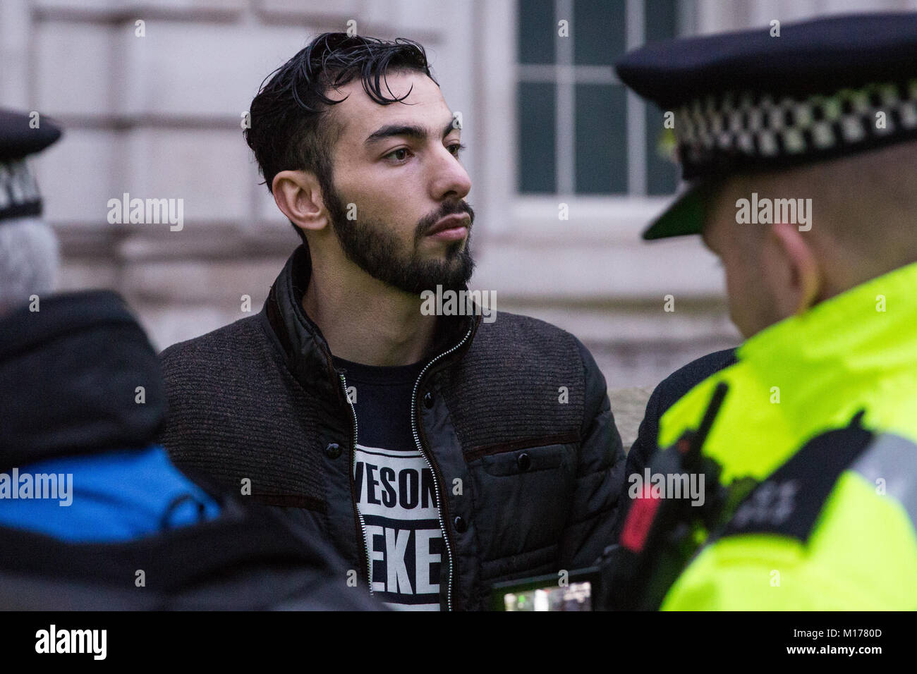 Londres, Royaume-Uni. 27 janvier, 2018. Les policiers à partir de détails de l'adresse d'un homme placé sur la suspicion d'une infraction en vertu de l'article 13 de la Loi sur le terrorisme après avoir volé un drapeau au cours d'une manifestation interdite par les membres de la communauté kurde de Downing Street en face de la Turquie contre l'offensive militaire dans et autour sous contrôle kurde Afrin en Syrie et contre une déclaration faite par le Ministre britannique des affaires étrangères, Boris Johnson à l'appui de la Turquie. Credit : Mark Kerrison/Alamy Live News Banque D'Images