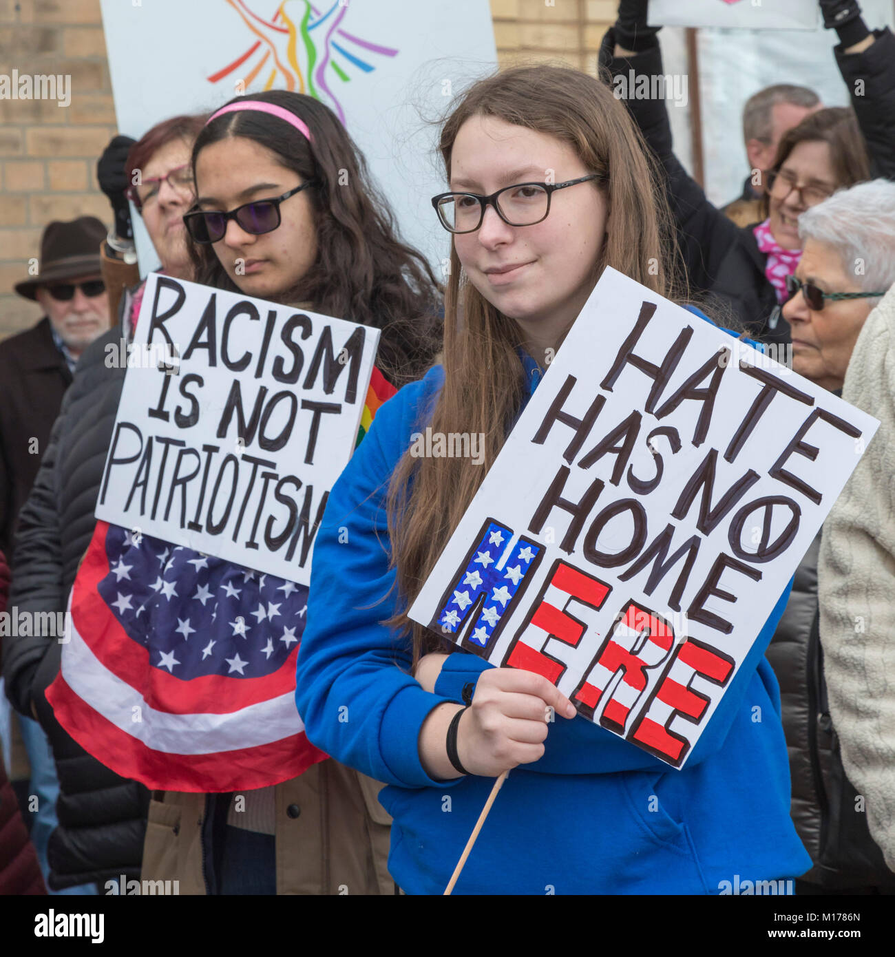 Howell, Michigan USA - 27 janvier 2018 - Les résidents ont organisé une 'Marche contre la peur" pour protester contre la littérature nationaliste blanc distribué récemment dans leur communauté. La ville, qui est de 95 % de blancs, a depuis longtemps la réputation de tolérer le Ku Klux Klan et d'autres groupes haineux. Crédit : Jim West/Alamy Live News Banque D'Images