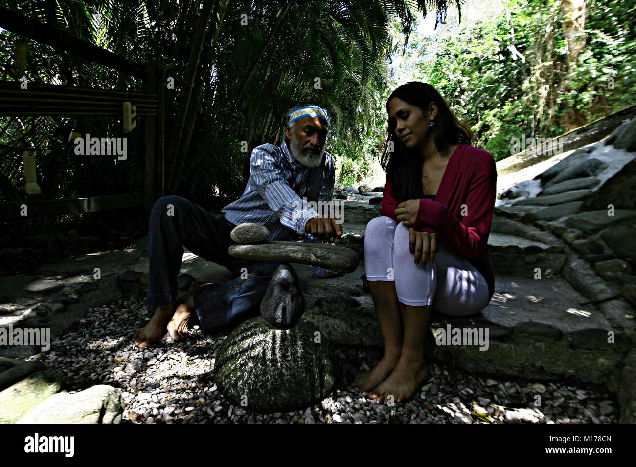 Caracas, Distrito Capital, au Venezuela. 25 Février, 2011. Le 26 février 2011. Gonzalo Z''"ez Barrios (l), propriétaire et directeur du musée d'art écologique : Jardin de la marine rêve de pierres. Un culte à la femme . dans le parc national de l'Avila, Caracas, capitale du Venezuela Crédit : Juan Carlos Hernandez/ZUMA/Alamy Fil Live News Banque D'Images