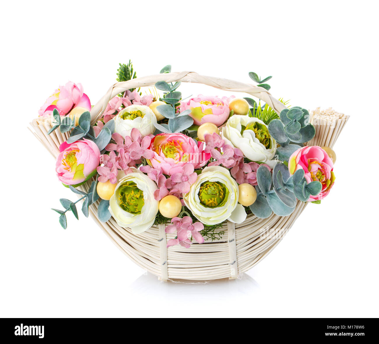 Fleurs dans un panier en osier Banque de photographies et d’images à ...