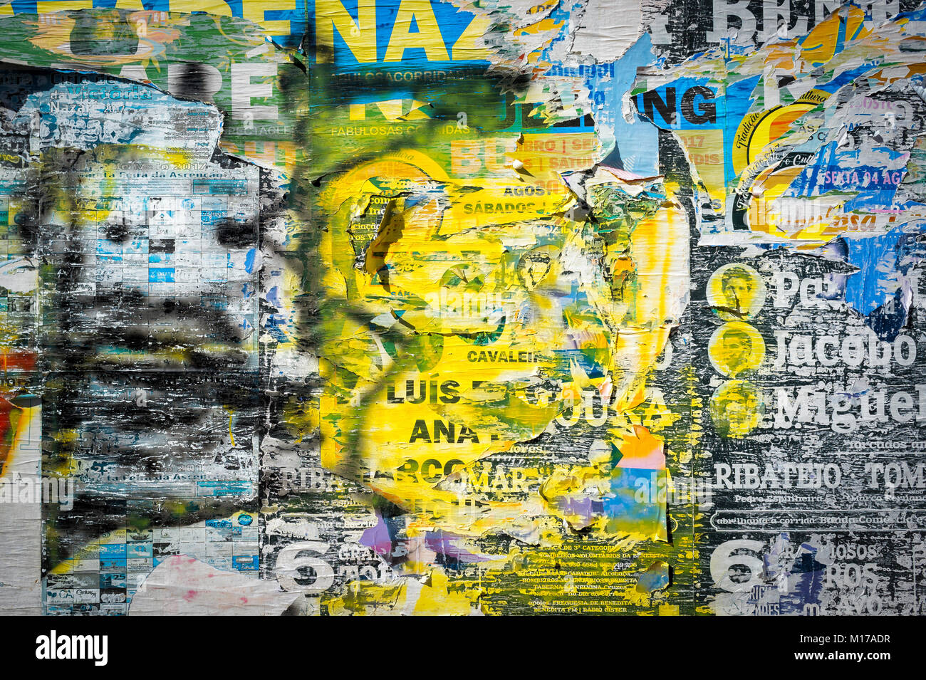 Peeling vieux posters sur un mur. Nazare tauromachie affiches. Banque D'Images