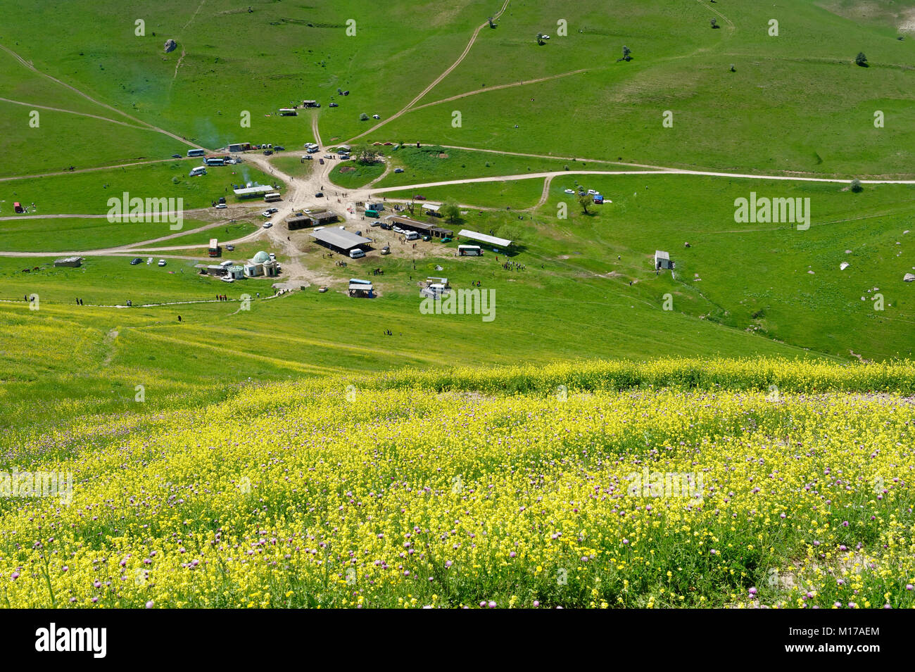 Une petite colonie ou près du campement ou cinq doigts Besh Barmag Mountain, près de Bakou, en Azerbaïdjan. Banque D'Images