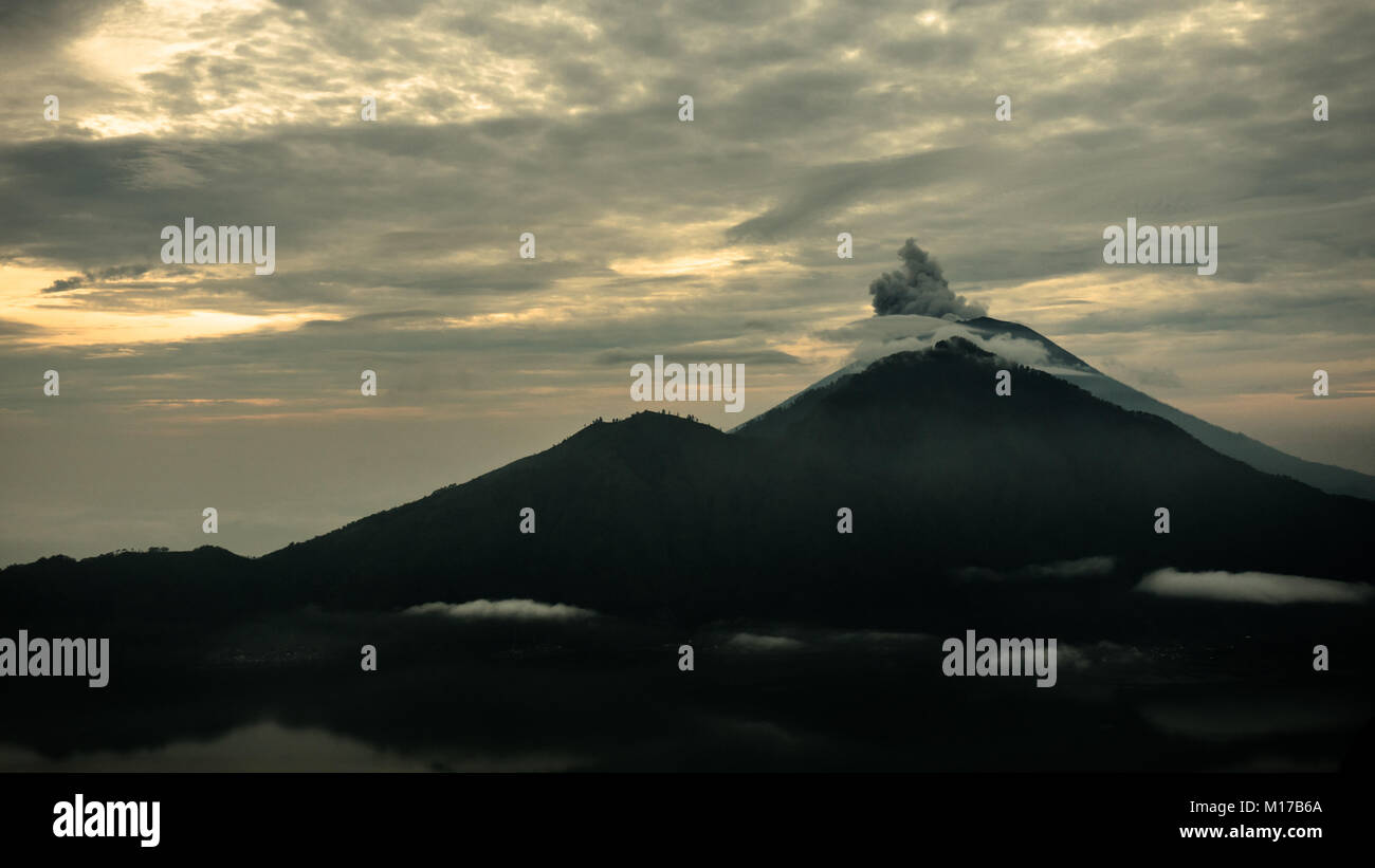 Mont Agung panache en éruption. Au cours de l'éruption du volcan des milliers de personnes ont été évacuées de la zone dangereuse. Les vols des compagnies aériennes à Bali ont été annulés. Banque D'Images Mont Agung panache en éruption. Au cours de l'éruption du volcan des milliers de personnes ont été évacuées de la zone dangereuse. Les vols des compagnies aériennes à Bali ont été annulés. Banque D'Images