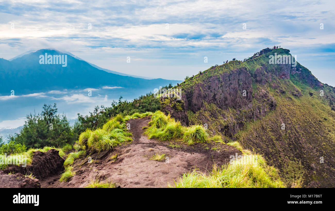 Paysage de Batur volcano sur l'île de Bali dans la matinée, la caldeira du volcan ancien, l'île volcanique tropicale, Mont Agung vue, panorama de l'Indonésie Banque D'Images Paysage de Batur volcano sur l'île de Bali dans la matinée, la caldeira du volcan ancien, l'île volcanique tropicale, Mont Agung vue, panorama de l'Indonésie Banque D'Images