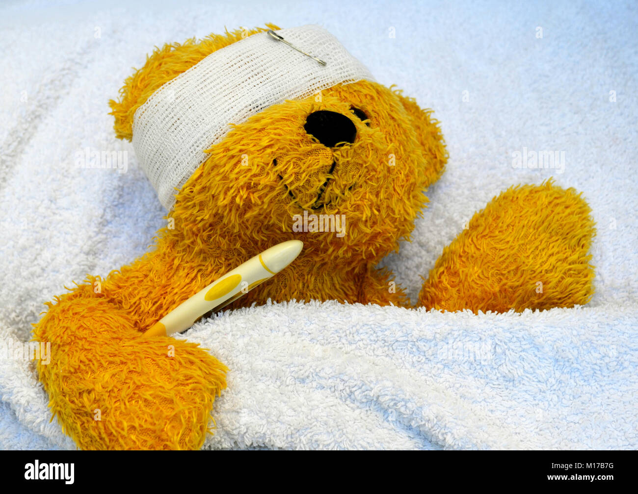 Teddy au lit malade et pauvre Banque D'Images