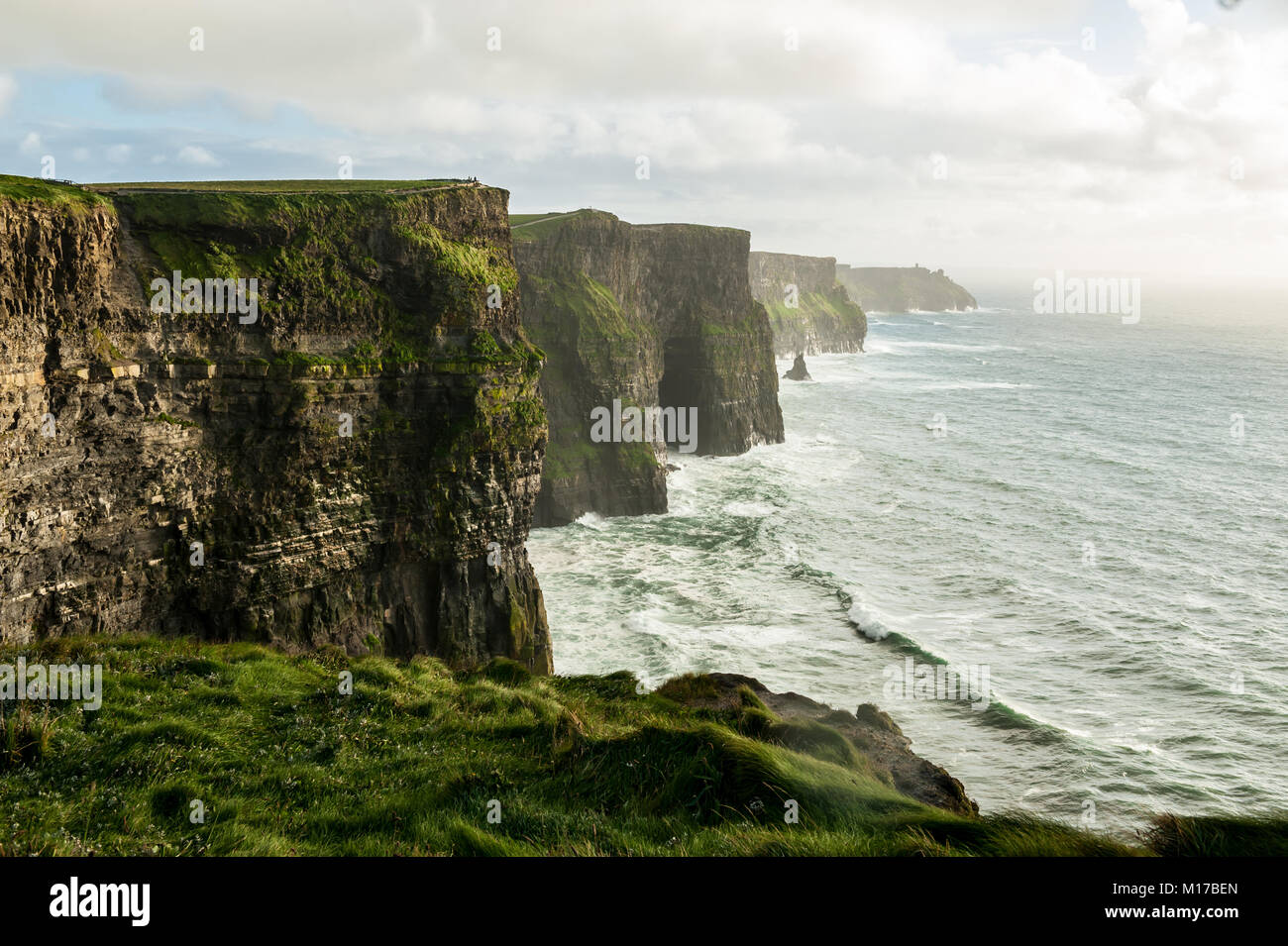 Les falaises de Moher, les plus visités d'Irlande Attraction touristique naturelle, sont des falaises situées à la limite sud-ouest de la région du Burren dans le Comté Banque D'Images