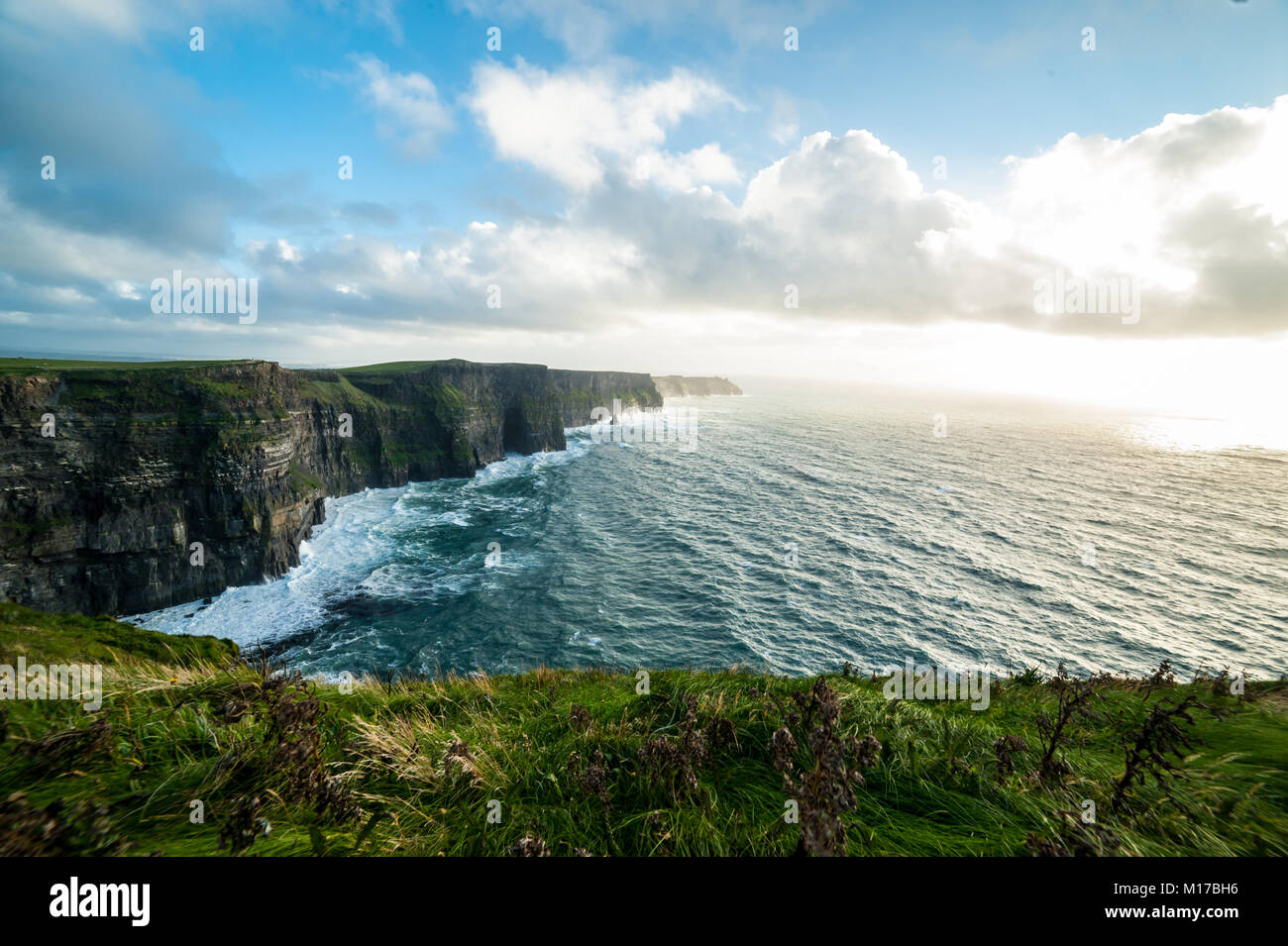 Les falaises de Moher, les plus visités d'Irlande Attraction touristique naturelle, sont des falaises situées à la limite sud-ouest de la région du Burren dans le Comté Banque D'Images