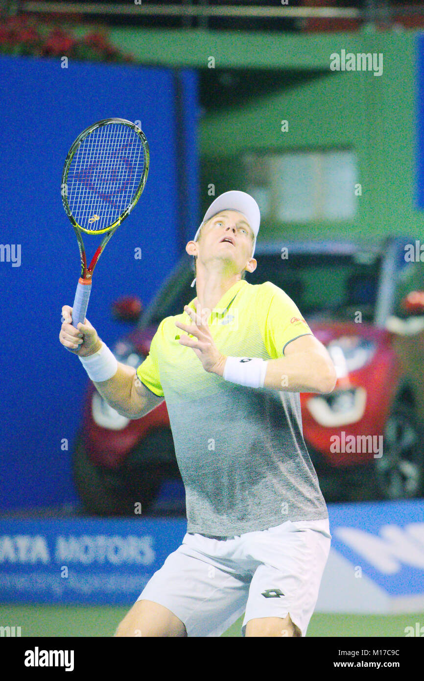 Pune, Inde. 4e janvier 2018. Kevin Anderson, de l'Afrique du Sud, dans l'action dans un quart de finale du tournoi de tennis Open Tata Maharashtra. Banque D'Images