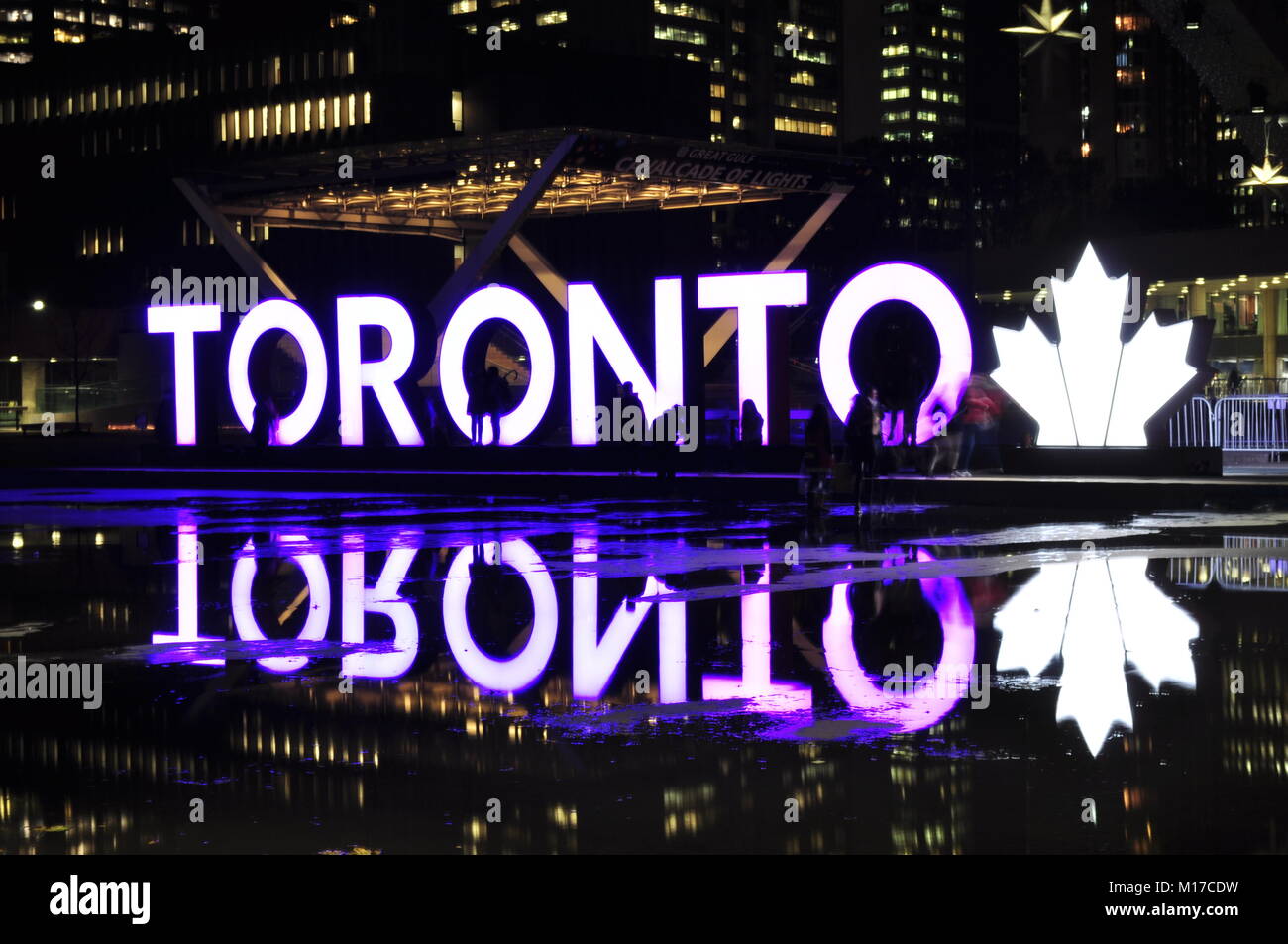 Toronto sign reflection Banque de photographies et d’images à haute ...