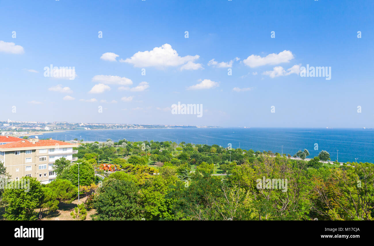 Avcilar, quartier ouest de la ville d'Istanbul, Turquie. Paysage côtier en journée d'été Banque D'Images