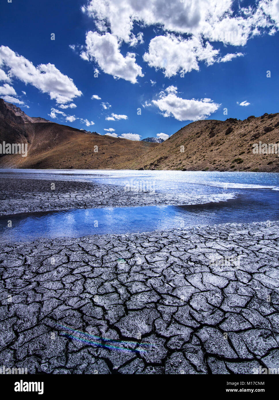 Fissures dues à la dry lake raconte une histoire de la façon dont le réchauffement climatique est de prendre son péage sur la nature vierge Banque D'Images