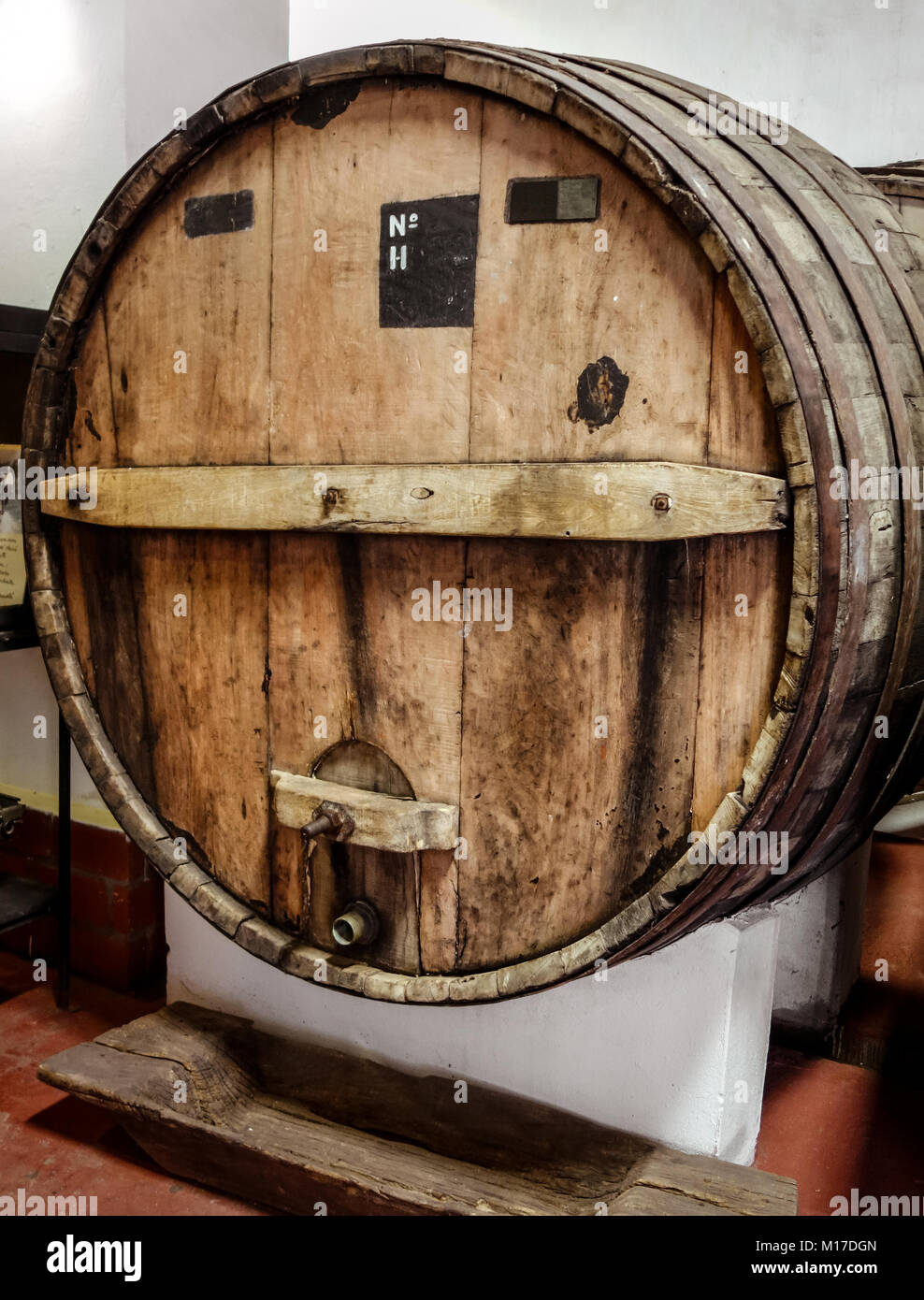 Rangées de tonneaux de vin en bois dans une grotte vintage winery Banque D'Images