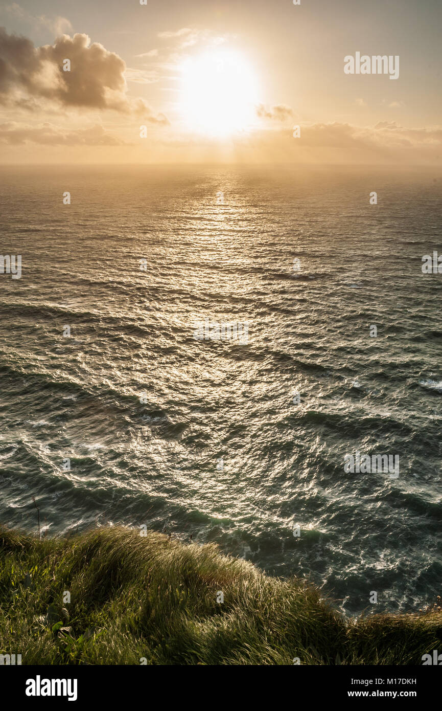 Océan Atlantique au coucher du soleil dans des tons chauds vu de la côte Banque D'Images