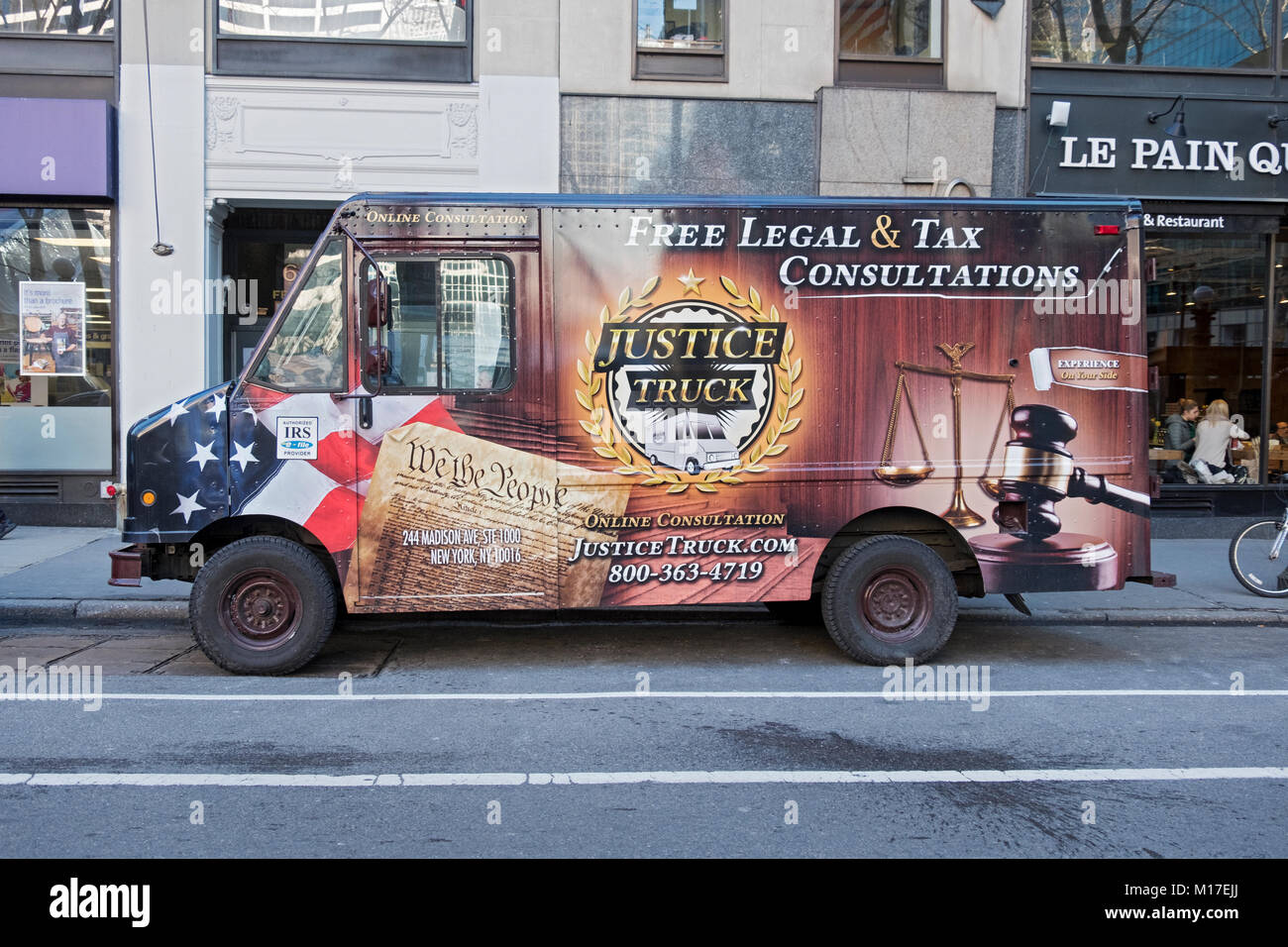 Le chariot avec la justice est un van mobie offrant gratuitement des consultations juridiques et fiscales. À Midtown Manhattan, New York. Banque D'Images