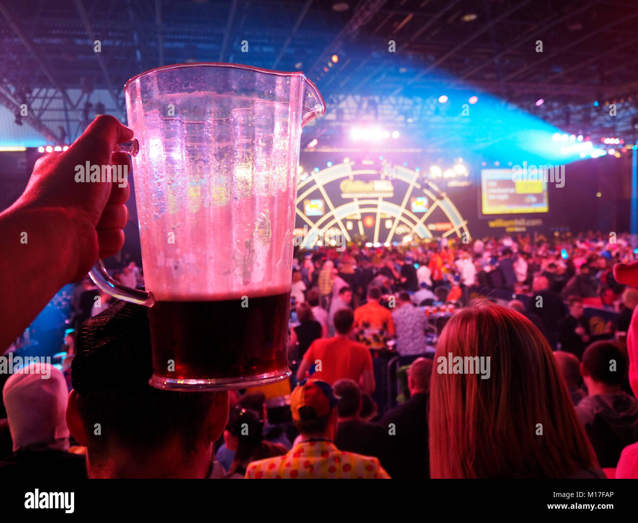 Londres, Royaume-Uni - 30 déc 2017 : Fléchettes fans en robes de fantaisie font la fête de solides avec de nombreux pichets de bière à l'intérieur de l'Alexandra Palace de Londres (Ally Pally). Banque D'Images