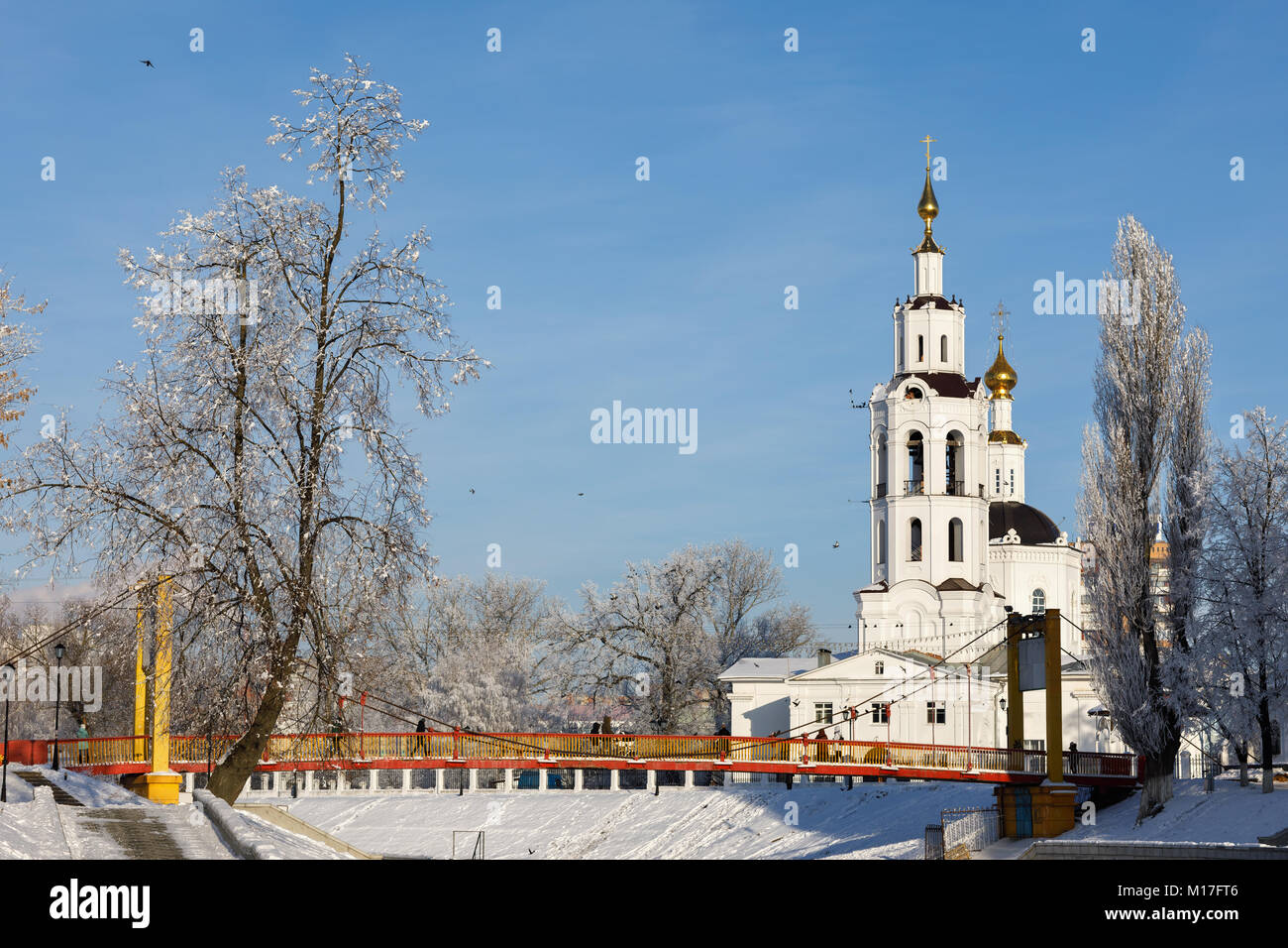 Paysage d'hiver : Suspension Bridge et Église de l'Épiphanie. La Russie, la ville d'Orel Banque D'Images
