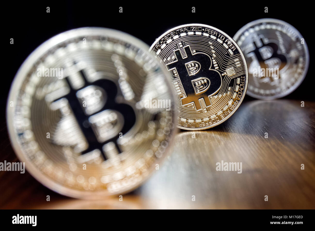 Pièces de monnaie Bitcoin cryptocurrency sur fond noir Banque D'Images