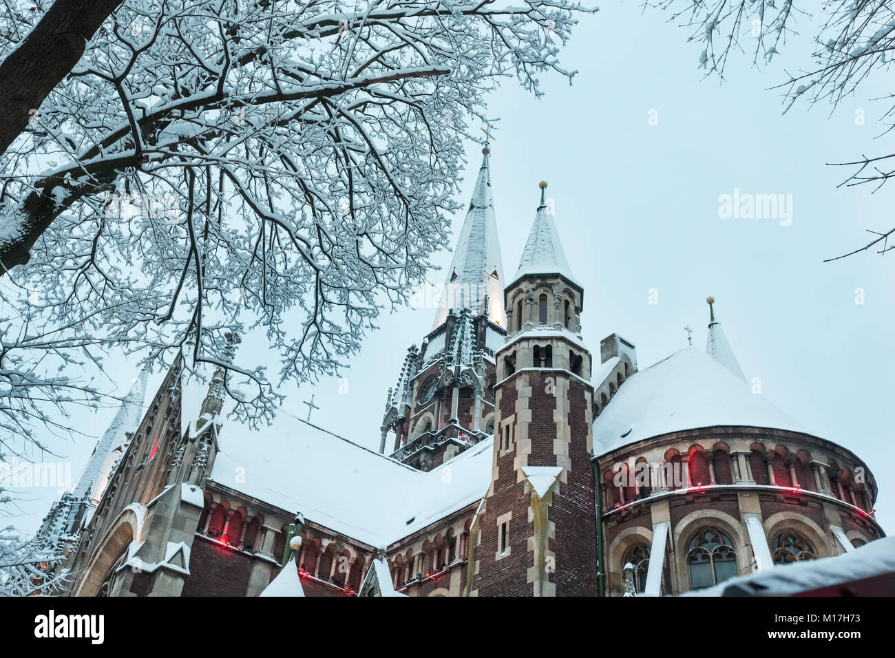 Belle église d'hiver tôt le matin lumineux de Sts. Olha et Elizabeth à Lviv, Ukraine. Construit dans les années 1903-1911. Banque D'Images