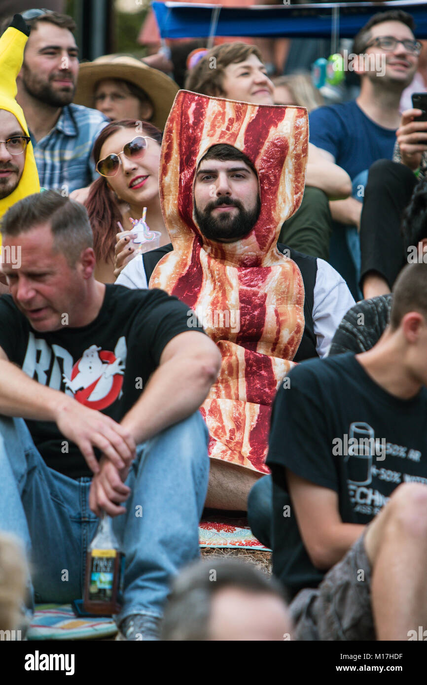 Atlanta, GA, USA - 21 octobre 2017 : un homme porte un costume comme bacon il siège parmi une foule de spectateurs attendent le début de la petite Edition 5 Banque D'Images