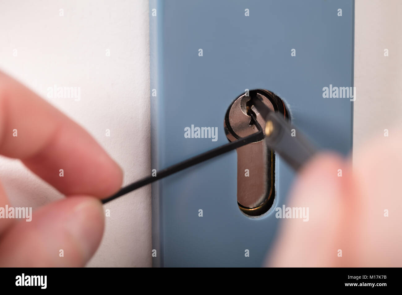 Close-up of a person's Hand de l'ouverture de la porte Serrure à Lockpicker Banque D'Images