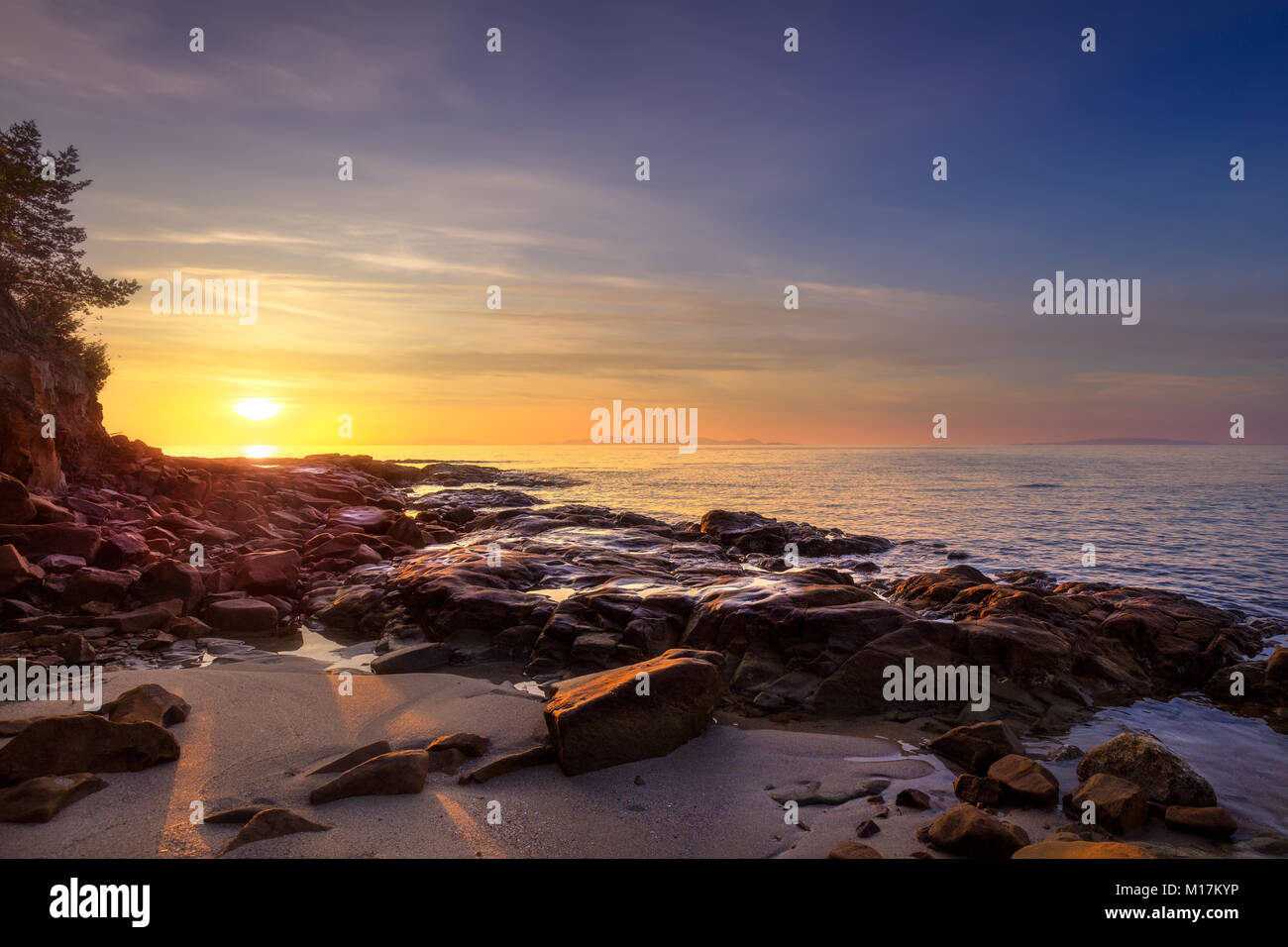 Coucher du soleil dans la plage de la baie de Cala violina en Maremme, Toscane. Destination de voyage en mer Méditerranée. L'Italie, l'Europe. Banque D'Images