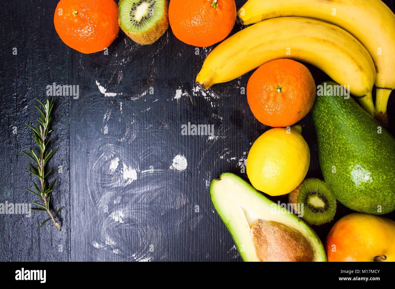 Mélange de fruits sains on white background with copy space Banque D'Images