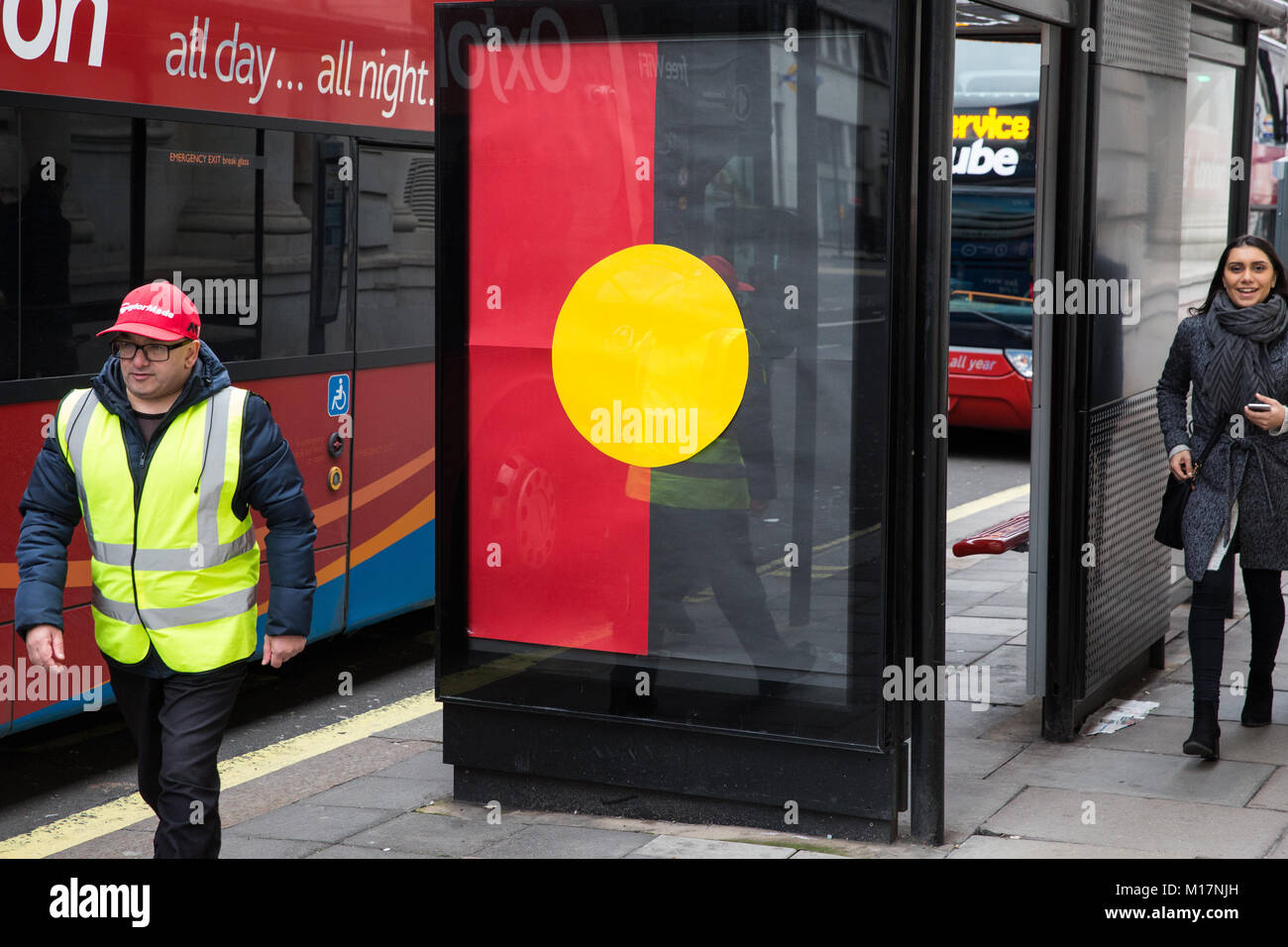 Londres, Royaume-Uni. 27 janvier, 2018. Un certain nombre de drapeaux des aborigènes d'Australie est apparu autour de Londres le jour de l'Australie. La célébration du Jour de l'Australie est controversée et des dizaines de milliers de manifestants ont défilé contre elle dans les rues de l'Australie. De nombreux militants, y compris les autochtones, ont appelé à l'abolition de l'Australie Jour, souvent désigné par les critiques comme jour d'invasion ou de la survie 24. Credit : Mark Kerrison/Alamy Live News Banque D'Images