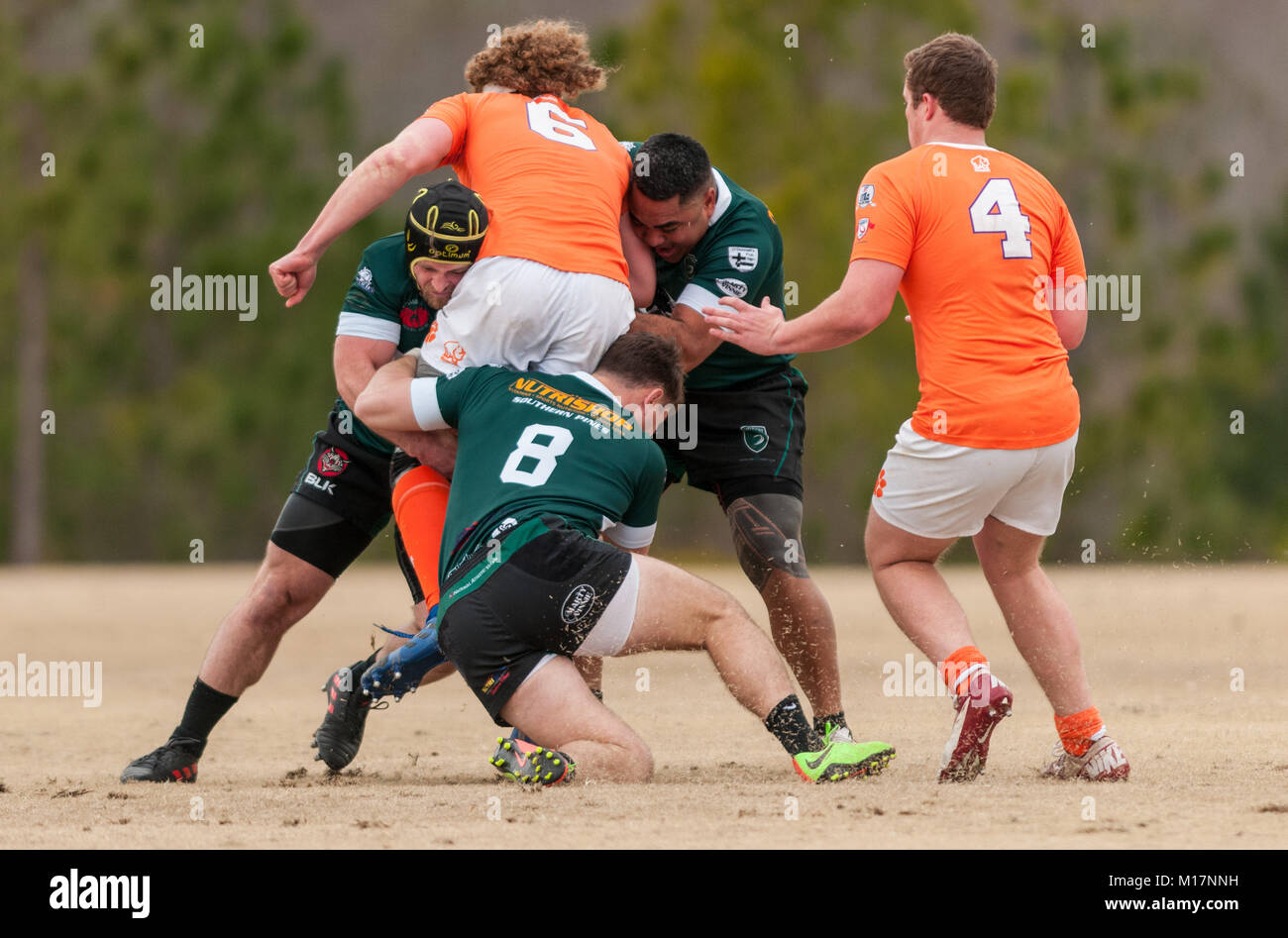 Southern Pines, N.C, USA. 27 Jan, 2018. 27 janvier 2018 - Southern Pines, NC, USA - Southern Pines' Josh Dunleavy (8), Sake, Sione, droit et Kris Skinner, à gauche, une équipe de triple Clemson Tigers Rugby Club player pendant leur conférence les hommes en dehors de match, à la National Athletic Village de Southern Pines, N.C. Southern Pines défait Clemson, 34-29 dans le match d'optimisation avant de pins du sud commence la deuxième moitié de Carolina Rugby Union matrix jouer la semaine prochaine. Credit : Timothy L. Hale/ZUMA/Alamy Fil Live News Banque D'Images