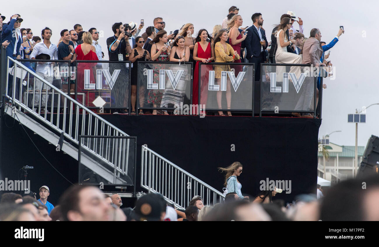 Hallandale Beach, FL, USA. 27 Jan, 2018. Les résidents célèbrent la victoire de Hallandale durant la Coupe du Monde de Pegasus le samedi 27 janvier 2017 au Gulfstream Park à Hallandale. Jennifer Lett, Sun Sentinel : Crédit Sun-Sentinel/ZUMA/Alamy Fil Live News Banque D'Images