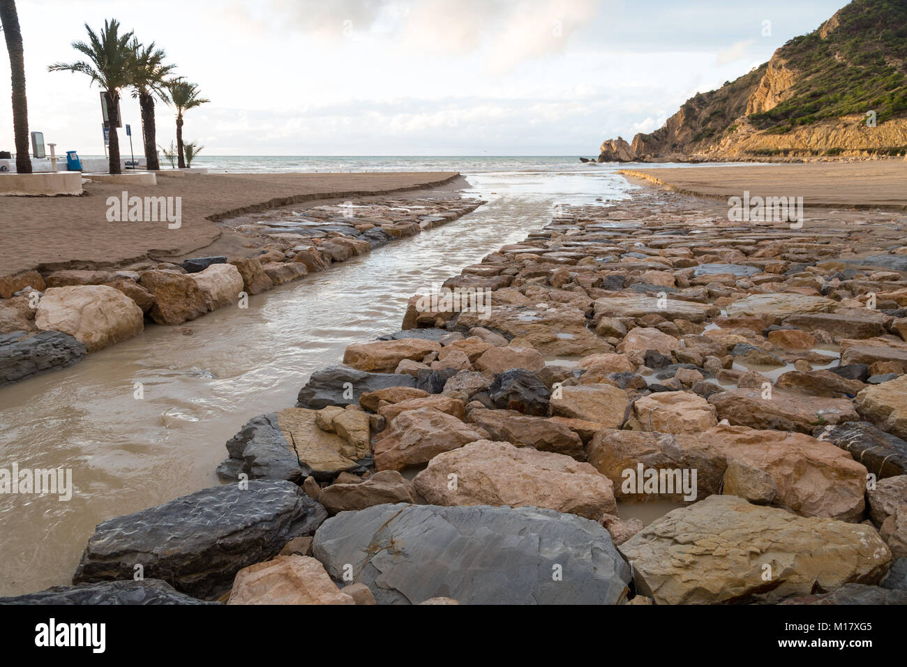 Des torrents d'eau se précipitent dans une rue sur la plage lors d'une inondation éclair à la Cala, Benidorm, Costa Blanca, Espagne, 15 novembre 2018. Banque D'Images