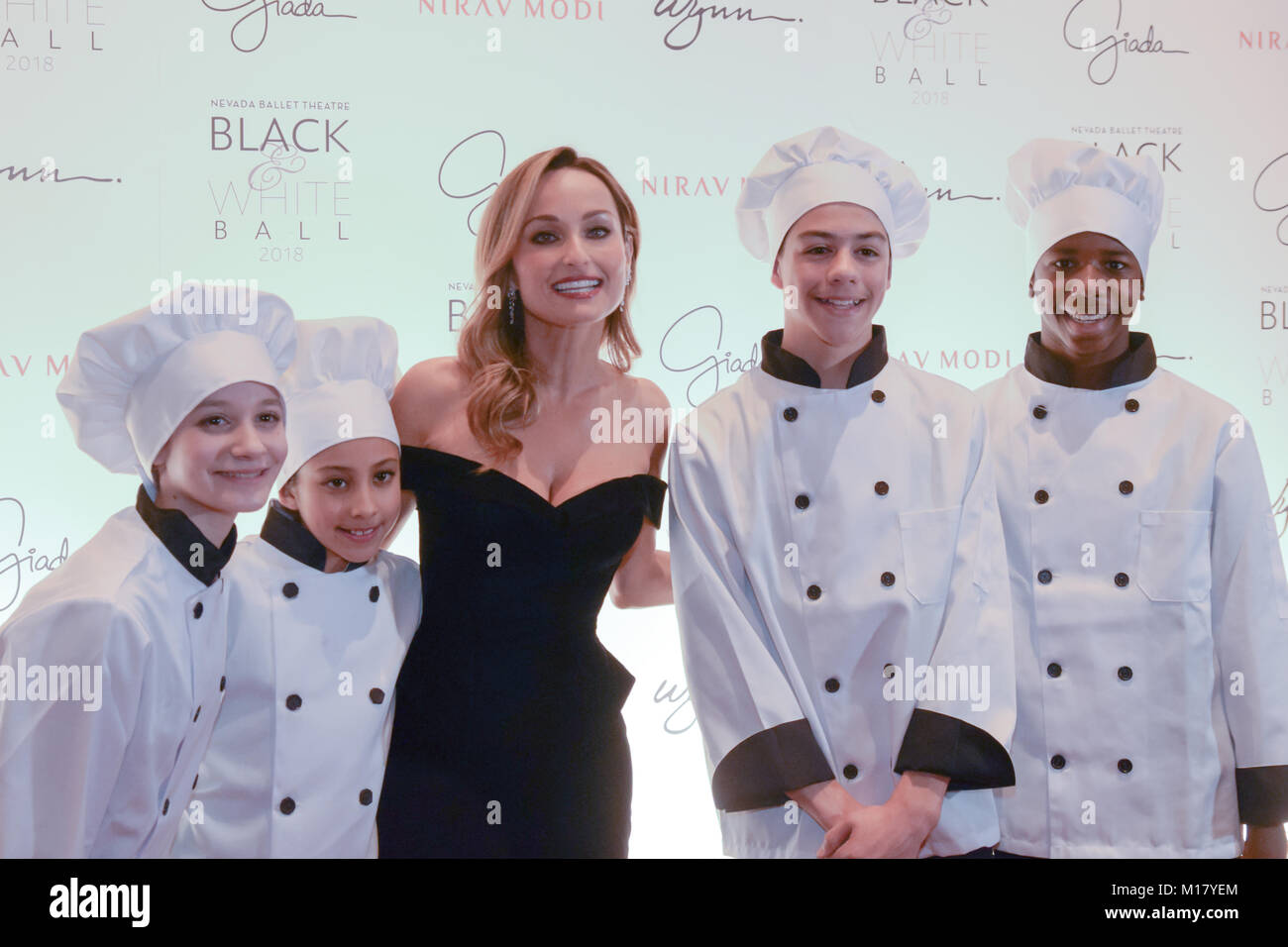 Las Vegas, USA. 27 Jan, 2018. Un groupe de petits chefs inscrivez-vous honoree Giada De Laurentiis sur le tapis rouge à la boule noir et blanc au Wynn Casino à Las Vegas, NV. Crédit : l'accès Photo/Alamy Live News Banque D'Images