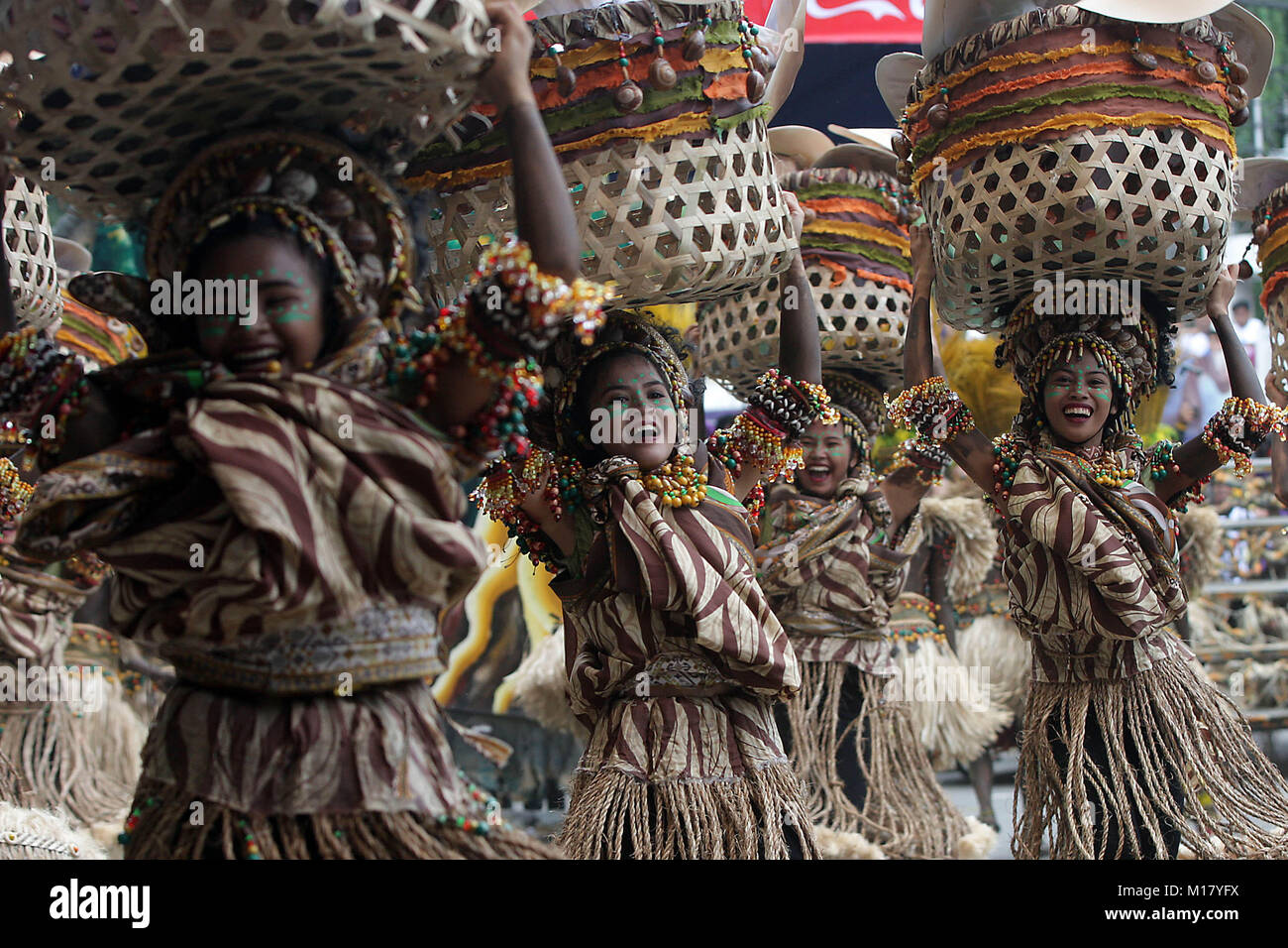 Iloilo, Philippines. 28 janvier, 2018. Danseurs portant des costumes colorés et de la peinture du corps effectuer au cours de la 50e Festival Dinagyang Province à Iloilo, aux Philippines, le 28 janvier 2018. Credit : Stringer/Xinhua/Alamy Live News Banque D'Images