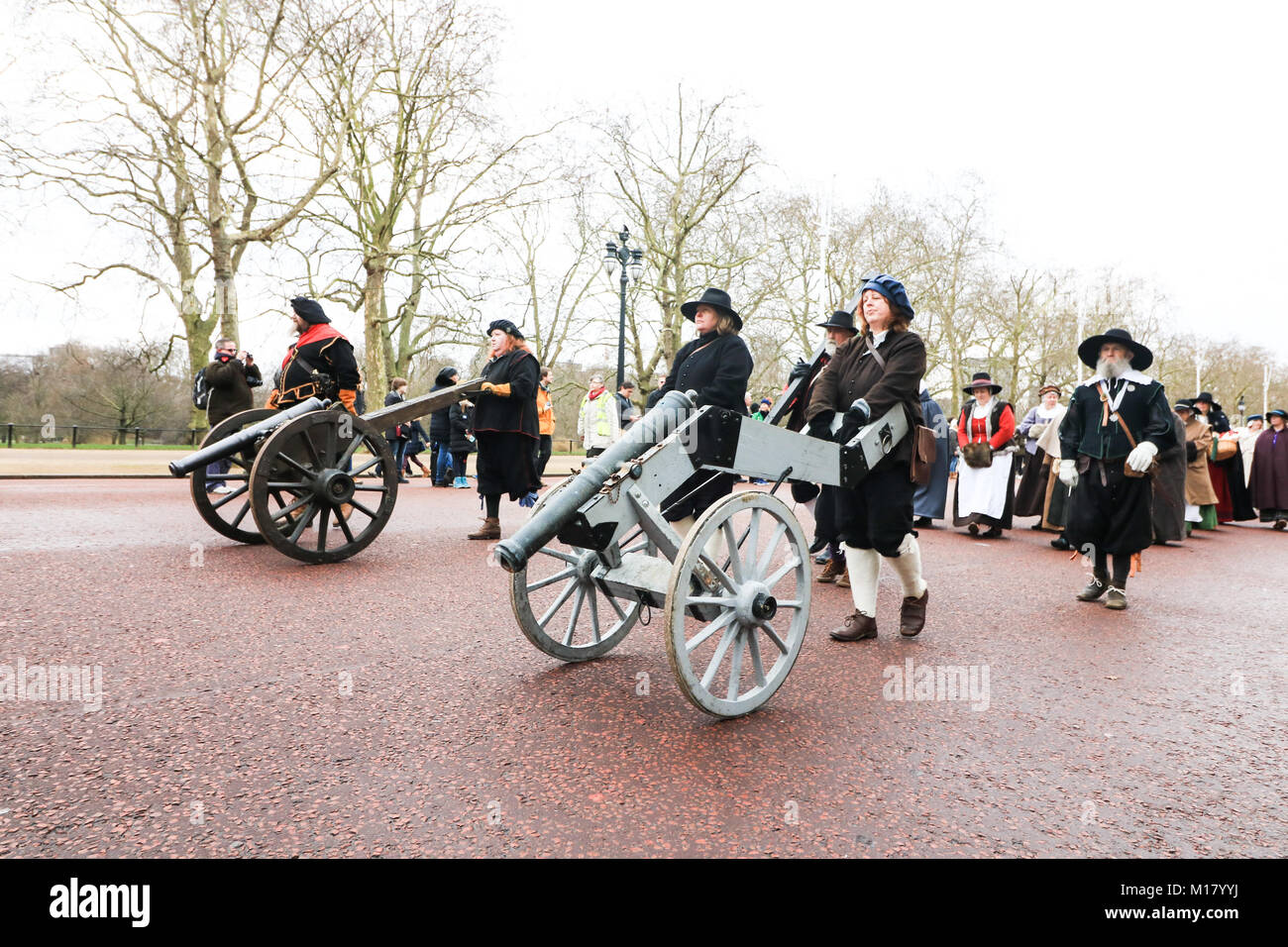 London UK. 28 janvier 2018. Les membres de la société civile prennent part à la guerre de reconstitution de l'exécution du Roi Charles I comme ils retracent le parcours de Palais St James à la maison des Banquets au Palais de Whitehall, Londres pour son exécution le 30 janvier 1649 Credit : amer ghazzal/Alamy Live News Banque D'Images