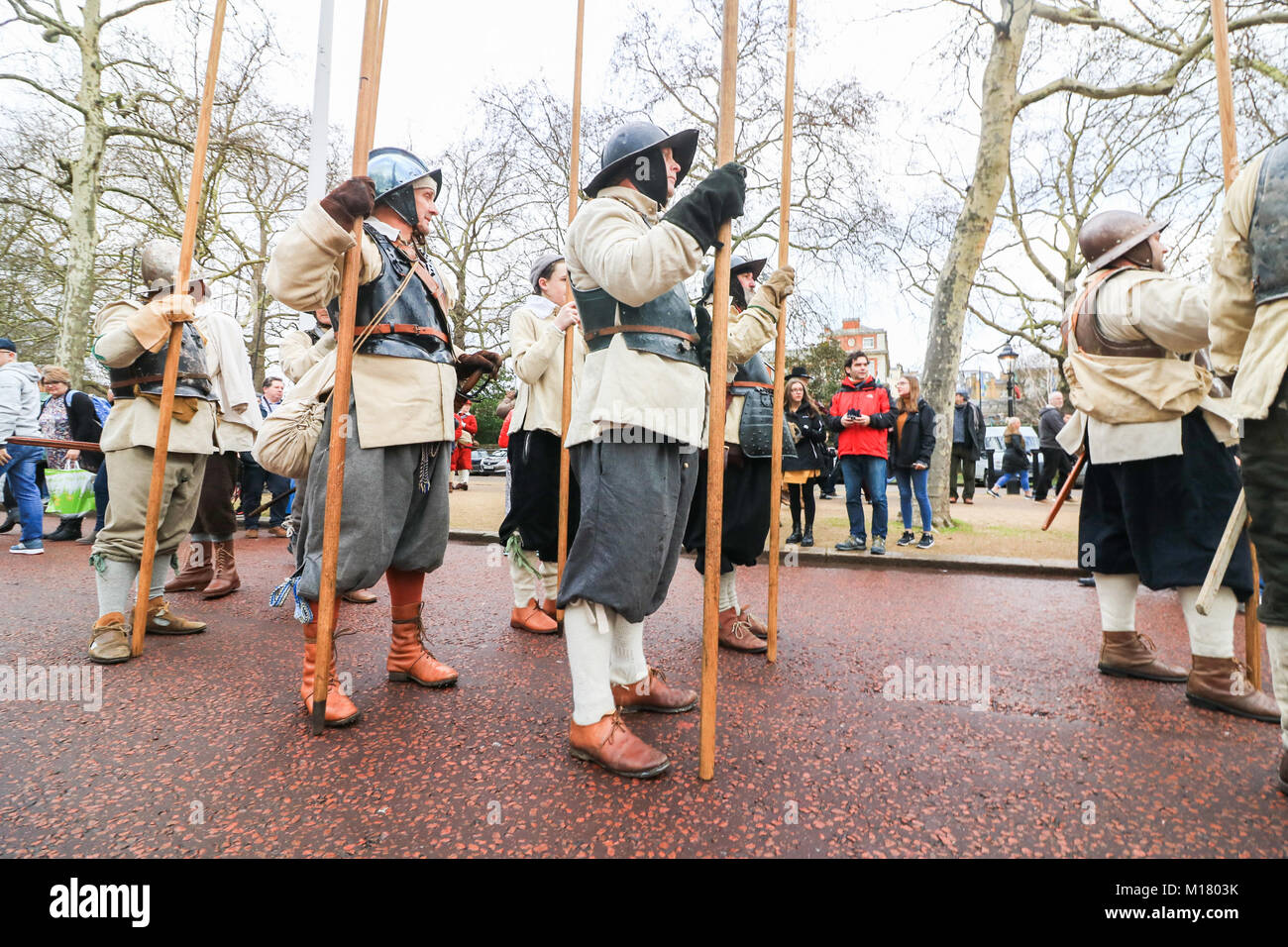 London UK. 28 janvier 2018. Les membres de la société civile prennent part à la guerre de reconstitution de l'exécution du Roi Charles I comme ils retracent le parcours de Palais St James à la maison des Banquets au Palais de Whitehall, Londres pour son exécution le 30 janvier 1649 Credit : amer ghazzal/Alamy Live News Banque D'Images