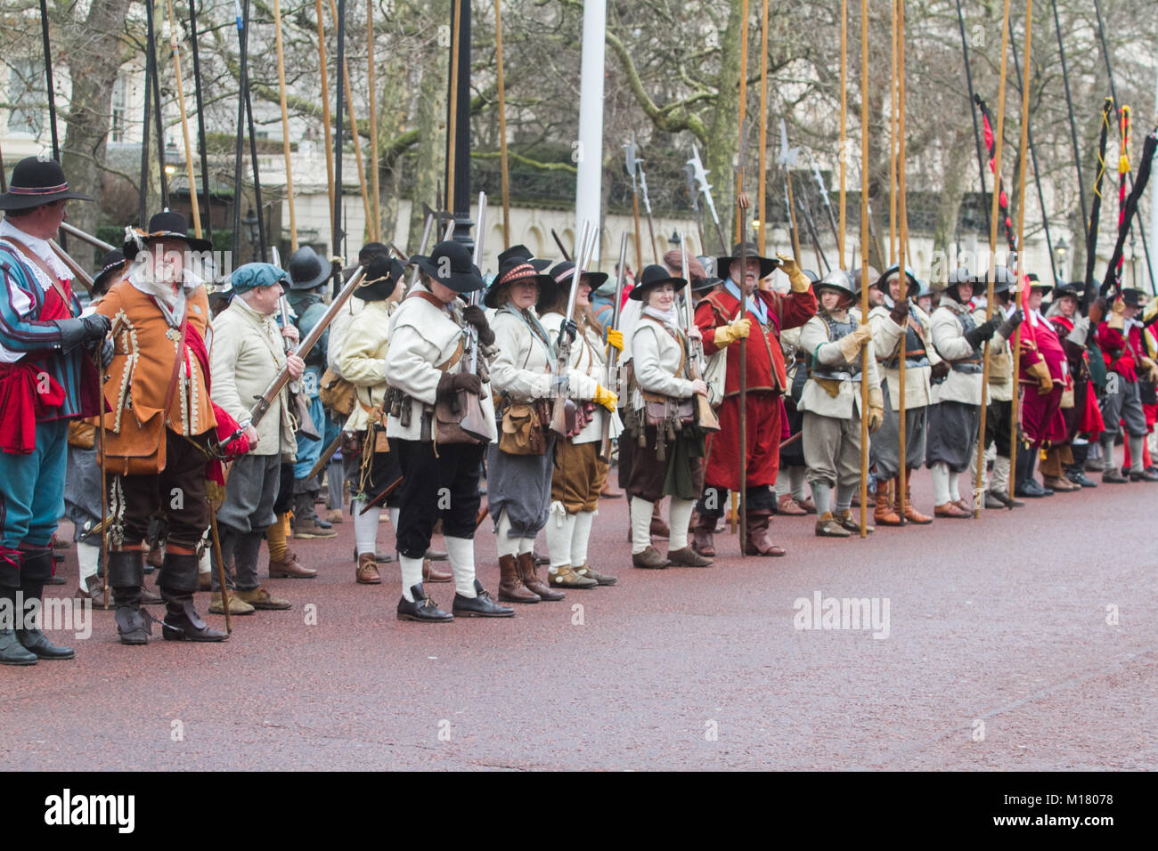 London UK. 28 janvier 2018. Les participants habillés en guerre civile anglaise de vêtements pour la reconstitution de l'exécution de Charles I qui a été prise par l'armée du roi du Palais St James à la maison des Banquets au Palais de Whitehall, Londres pour son exécution le 30 janvier 1649 Credit : amer ghazzal/Alamy Live News Banque D'Images