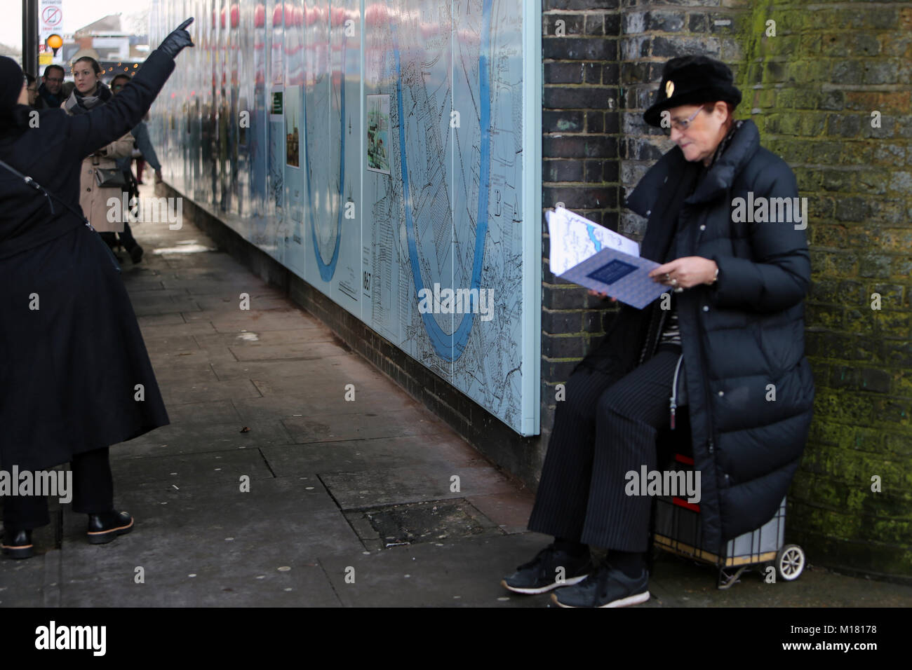 London UK 28 janvier 2018 Pop artiste : Sir Peter Blake mieux connu pour co-créer cette housse pour l'album des Beatles Sgt. Pepper's Lonely Hearts Club Band à l'occasion du dévoilement de la murale Chronologie Chiswick à Turnham Green Terrace,assisté par Marthe Armitage,Anglais fond d'artiste, et Jan Pienkowski,livres pour enfants writter, en présence du maire de Hounslow, Sue Samson ,le sous-Lord Lieutenant d'Hounslow,Maria Pedro et le député de Brentford & Isleworth, Ruth Cadbury. Quiezada-Neiman@Paul/Alamy Live News Banque D'Images