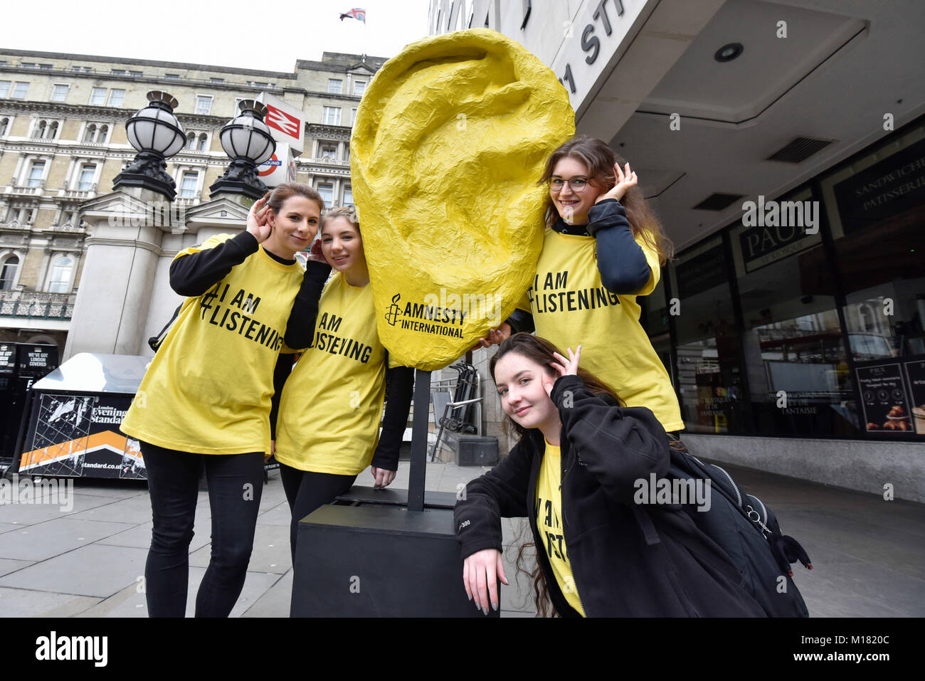 Londres, Royaume-Uni. 28 janvier 2018. Les représentants d'Amnesty International posent à l'extérieur de la gare de Charing Cross avec une oreille géante dans le cadre d'une campagne intitulée "J'écoute". L'amnistie est attirer l'attention du public sur la situation critique de Ni Yulan, un ex-avocat et activiste en Chine, qui a été arrêté et emprisonné pour avoir défendu les droits au logement Crédit : Stephen Chung / Alamy Live News Banque D'Images