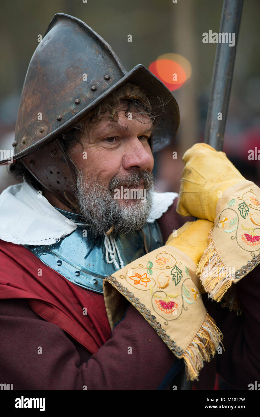 Le Mall, Londres, Royaume-Uni. 28 janvier 2018. L'armée du roi marche annuelle a lieu, effectuées par les membres de la guerre civile anglaise, la société et suit la route empruntée par le Roi Charles I de Palais St James, le long du Mall au lieu de sa décapitation à Banqueting House à Whitehall le 30 janvier 1649. Une couronne est mis à exécution son site. Credit : Malcolm Park/Alamy Live News. Banque D'Images