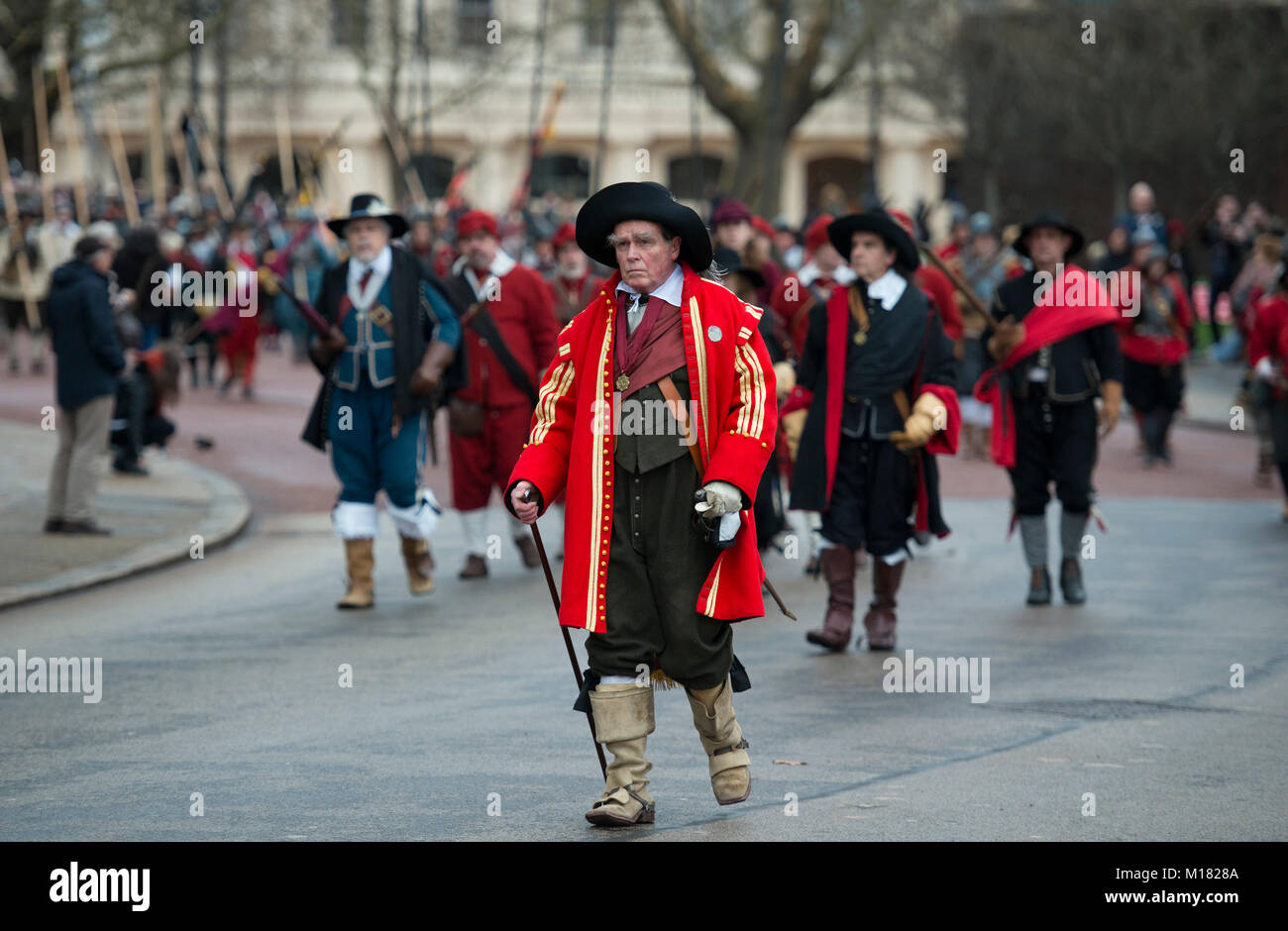 Le Mall, Londres, Royaume-Uni. 28 janvier 2018. L'armée du roi marche annuelle a lieu, effectuées par les membres de la guerre civile anglaise, la société et suit la route empruntée par le Roi Charles I de Palais St James, le long du Mall au lieu de sa décapitation à Banqueting House à Whitehall le 30 janvier 1649. Une couronne est mis à exécution son site. Credit : Malcolm Park/Alamy Live News. Banque D'Images