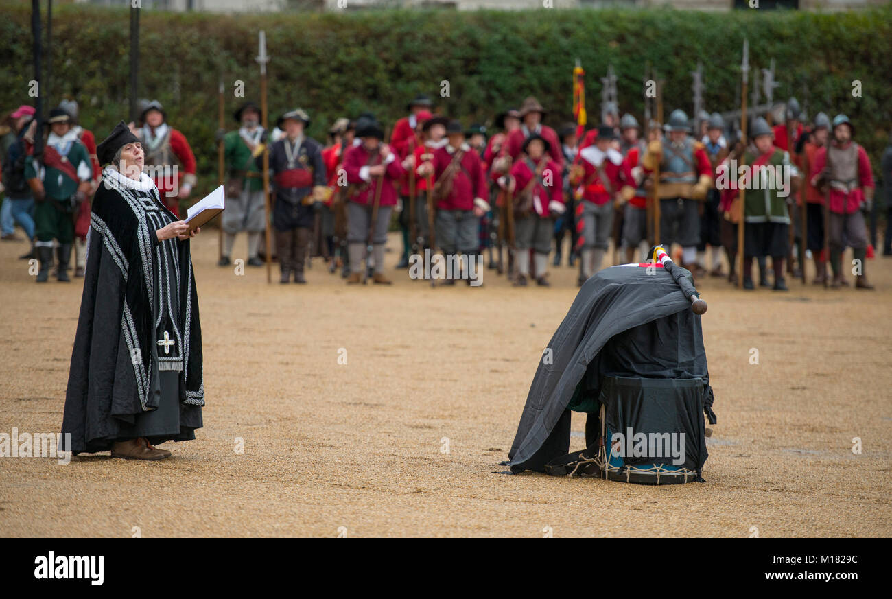 Le Mall, Londres, Royaume-Uni. 28 janvier 2018. L'armée du roi marche annuelle a lieu, effectuées par les membres de la guerre civile anglaise, la société et suit la route empruntée par le Roi Charles I de Palais St James, le long du Mall au lieu de sa décapitation à Banqueting House à Whitehall le 30 janvier 1649. Une couronne est mis à exécution son site. Credit : Malcolm Park/Alamy Live News. Banque D'Images