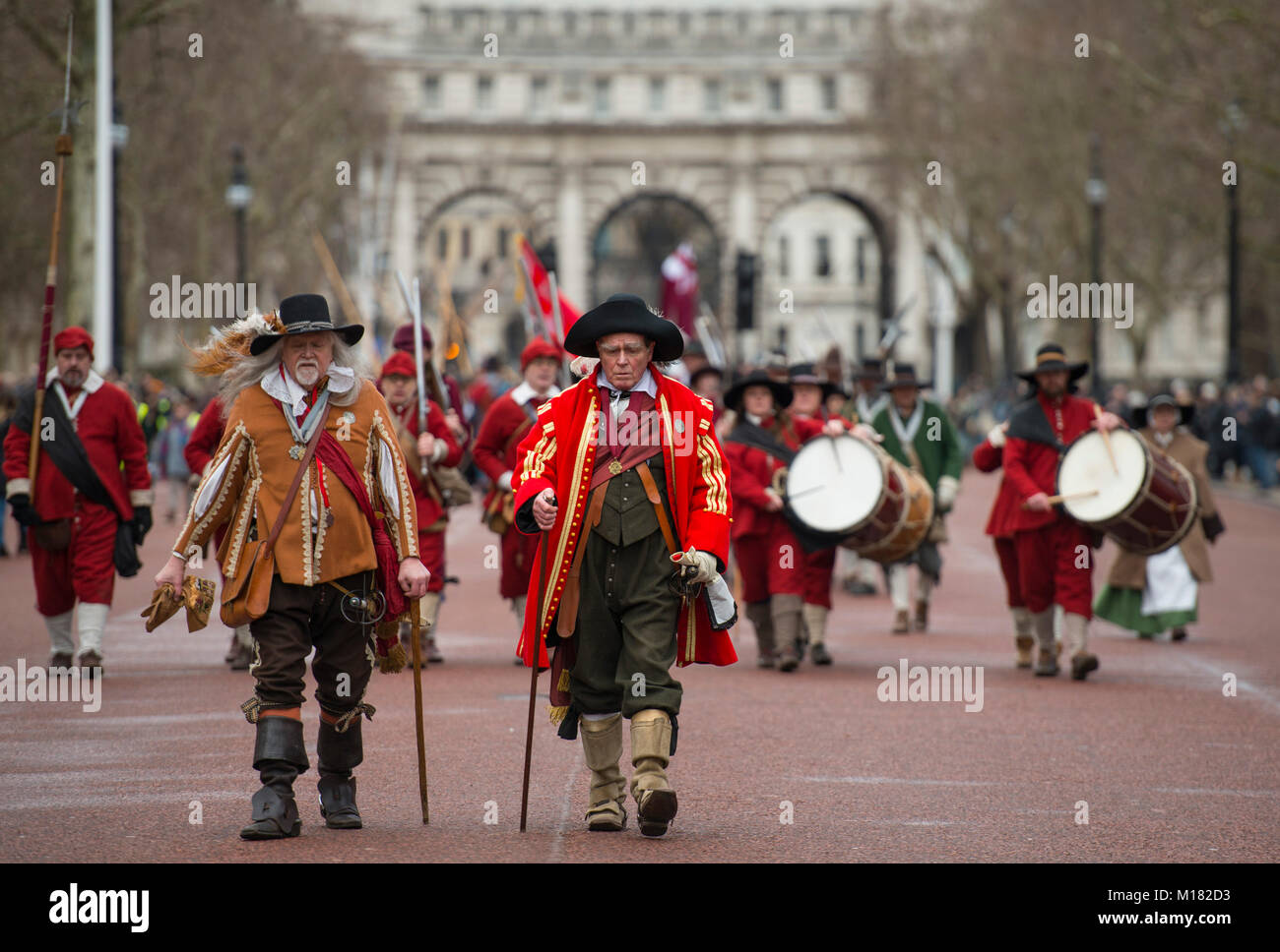 Le Mall, Londres, Royaume-Uni. 28 janvier 2018. L'armée du roi marche annuelle a lieu, effectuées par les membres de la guerre civile anglaise, la société et suit la route empruntée par le Roi Charles I de Palais St James, le long du Mall au lieu de sa décapitation à Banqueting House à Whitehall le 30 janvier 1649. Une couronne est mis à exécution son site. Credit : Malcolm Park/Alamy Live News. Banque D'Images