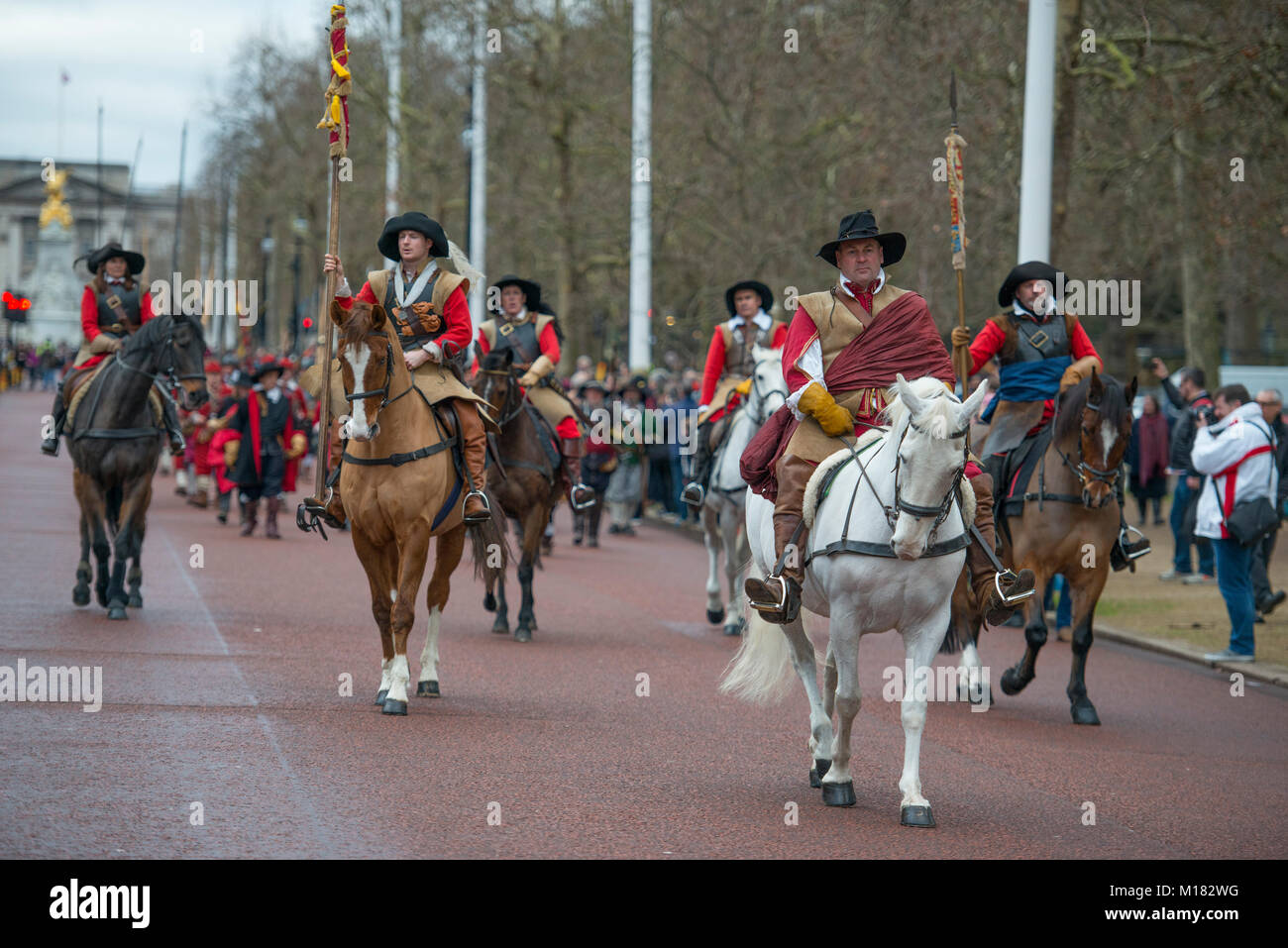 Le Mall, Londres, Royaume-Uni. 28 janvier 2018. L'armée du roi marche annuelle a lieu, effectuées par les membres de la guerre civile anglaise, la société et suit la route empruntée par le Roi Charles I de Palais St James, le long du Mall au lieu de sa décapitation à Banqueting House à Whitehall le 30 janvier 1649. Une couronne est mis à exécution son site. Credit : Malcolm Park/Alamy Live News. Banque D'Images