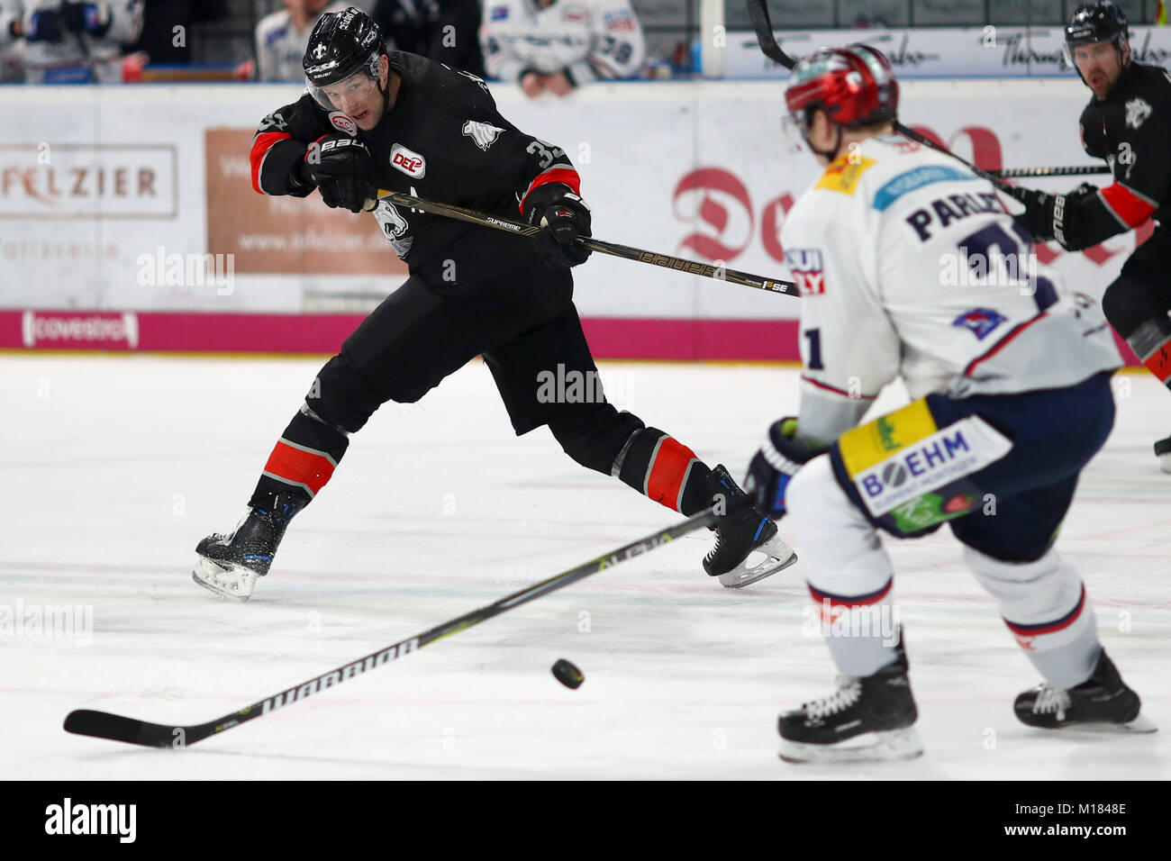 Nuremberg, Allemagne. 28 janvier, 2018. Nuernberg's David Steckel (l) et Berlin's Blake Parlett rivalisent pour la rondelle lors de la DEL match de hockey sur glace entre les Ice Tigers de Nuremberg et à l'Arena de Berlin Eisbaeren Versicherung Nuernberger à Nuremberg, Allemagne, 28 janvier 2018. Crédit : Daniel Karmann/dpa/Alamy Live News Banque D'Images