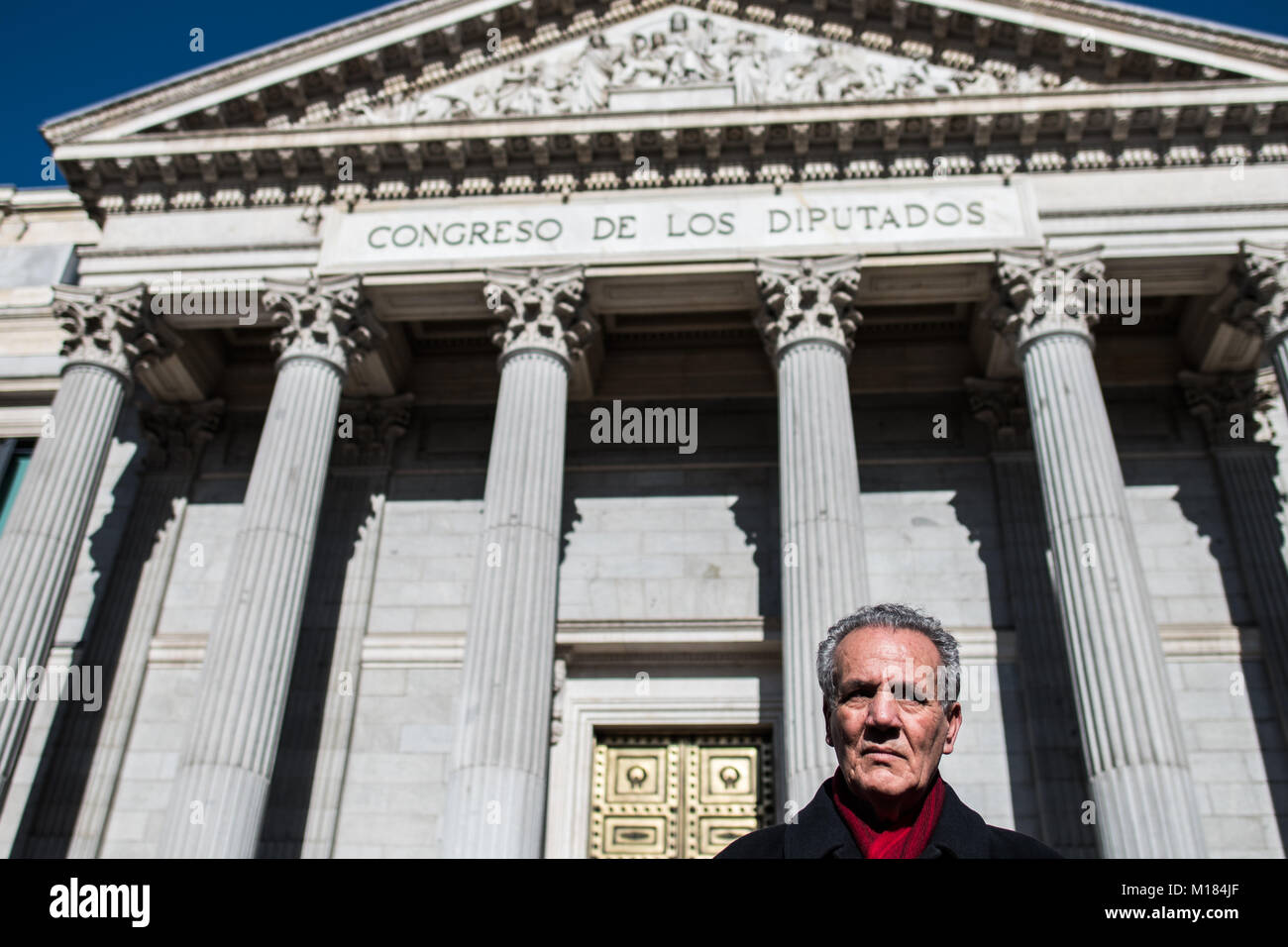 Madrid, Espagne. 28 janvier, 2018. Ahmed Zefzafi, père de l'activiste politique Zefzafi Nasser, leader du mouvement de protestation dans le Rif, pose devant le Congrès des députés au cours d'une manifestation appelant à la libération des prisonniers politiques dans la région du Rif du Maroc. Madrid, Espagne. Credit : Marcos del Mazo/Alamy Live News Banque D'Images