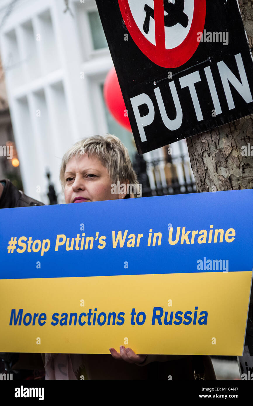 Londres, Royaume-Uni. 28 janvier, 2018. La protestation en face de la Fédération Ukrainiens Ambassade dans l'ouest de Londres à la demande d'un boycott de la prochaine Coupe du Monde de la FIFA 2018 en Russie. Autres offres : le Gouvernement britannique continue la pression sur la Russie afin d'assurer l'intégrité territoriale et de la souveraineté, et de rétablir la paix en Ukraine. © Guy Josse/Alamy Live News Banque D'Images