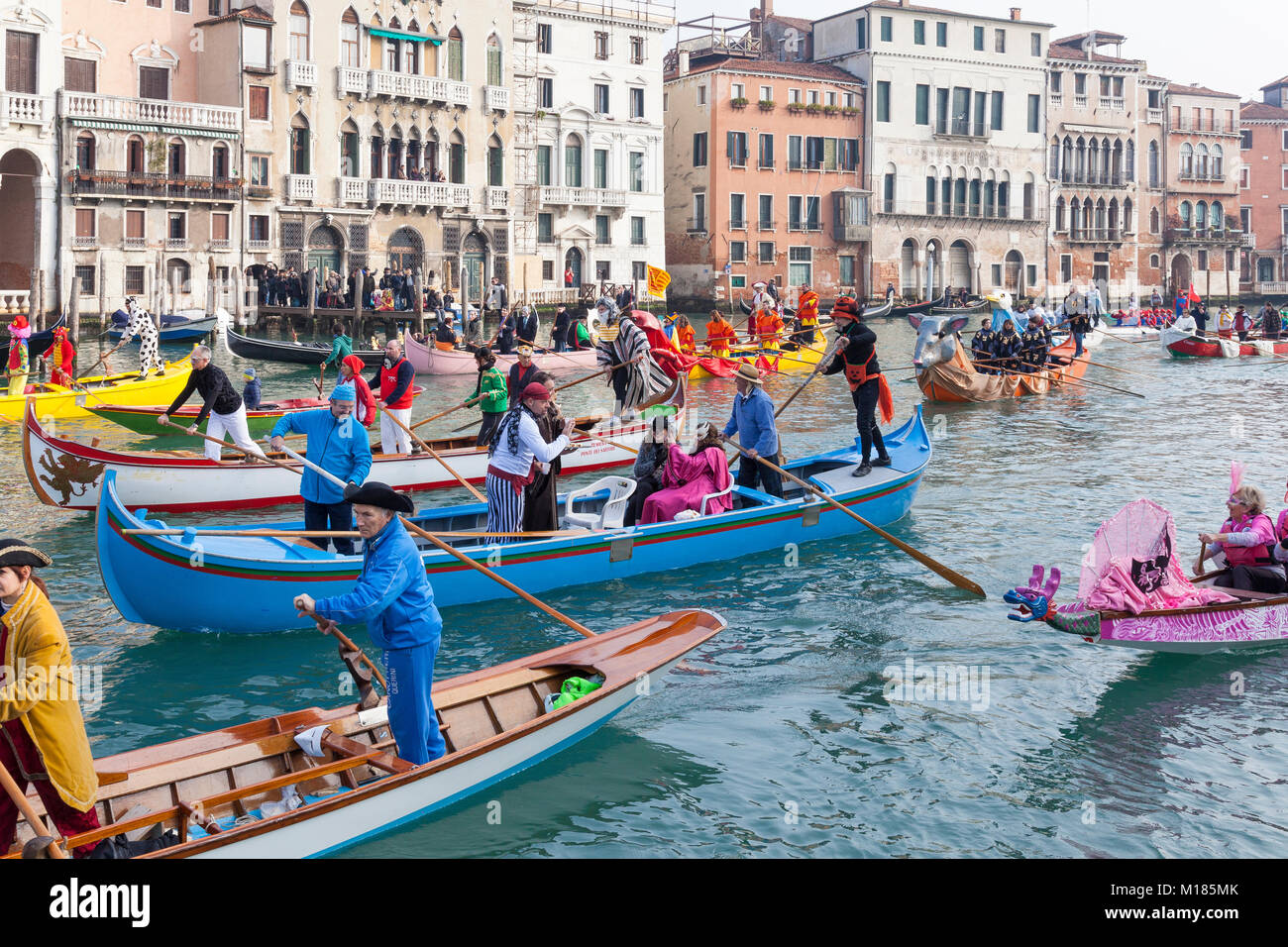 Venise, Vénétie, Italie 28 janvier 2018. L'ouverture de régates ou parade, connu sous le nom de Festa sull'Acqua, 2018 pour le Carnaval de Venise avec les Vénitiens, vêtus de costumes colorés de leurs embarcations à rames le long du Grand Canal dans le lien suivant sur le Cannaregio bateau transportant le Rat symbolique.. Mary crédit Clarke/Alamy Live News Banque D'Images