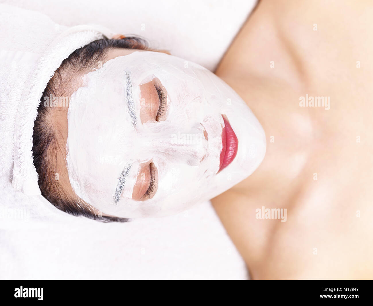 Beautiful young asian woman recevant un traitement du visage. Banque D'Images